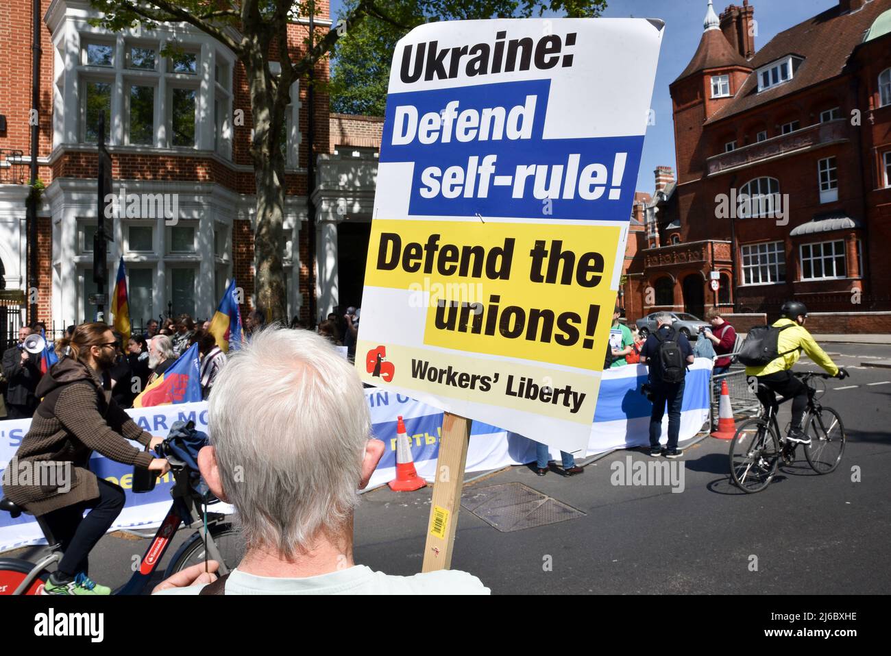 Notting Hill Gate, London, Großbritannien. 30.. April 2022. Solidarität mit der russischen Antikriegsbewegung, Protest gegenüber der russischen Botschaft in London. Kredit: Matthew Chattle/Alamy Live Nachrichten Stockfoto