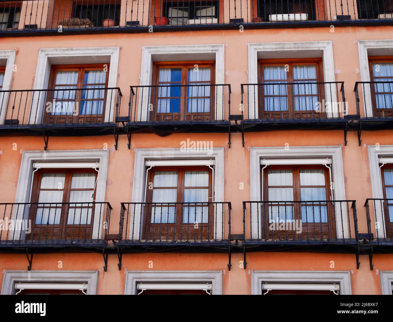 Nahaufnahme der Fassade des Grand Central Government-Gebäudes mit Balkonen an der Plaza de Zocodover. Toledo, Spanien. Hochwertige Fotos Stockfoto