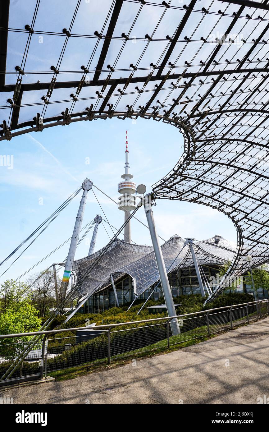 Das berühmte Dach des Münchner Olympiastadions nach Entworfen von Behnisch und frei Otto – Olympiapark und olympische Sportstätten in München Stockfoto