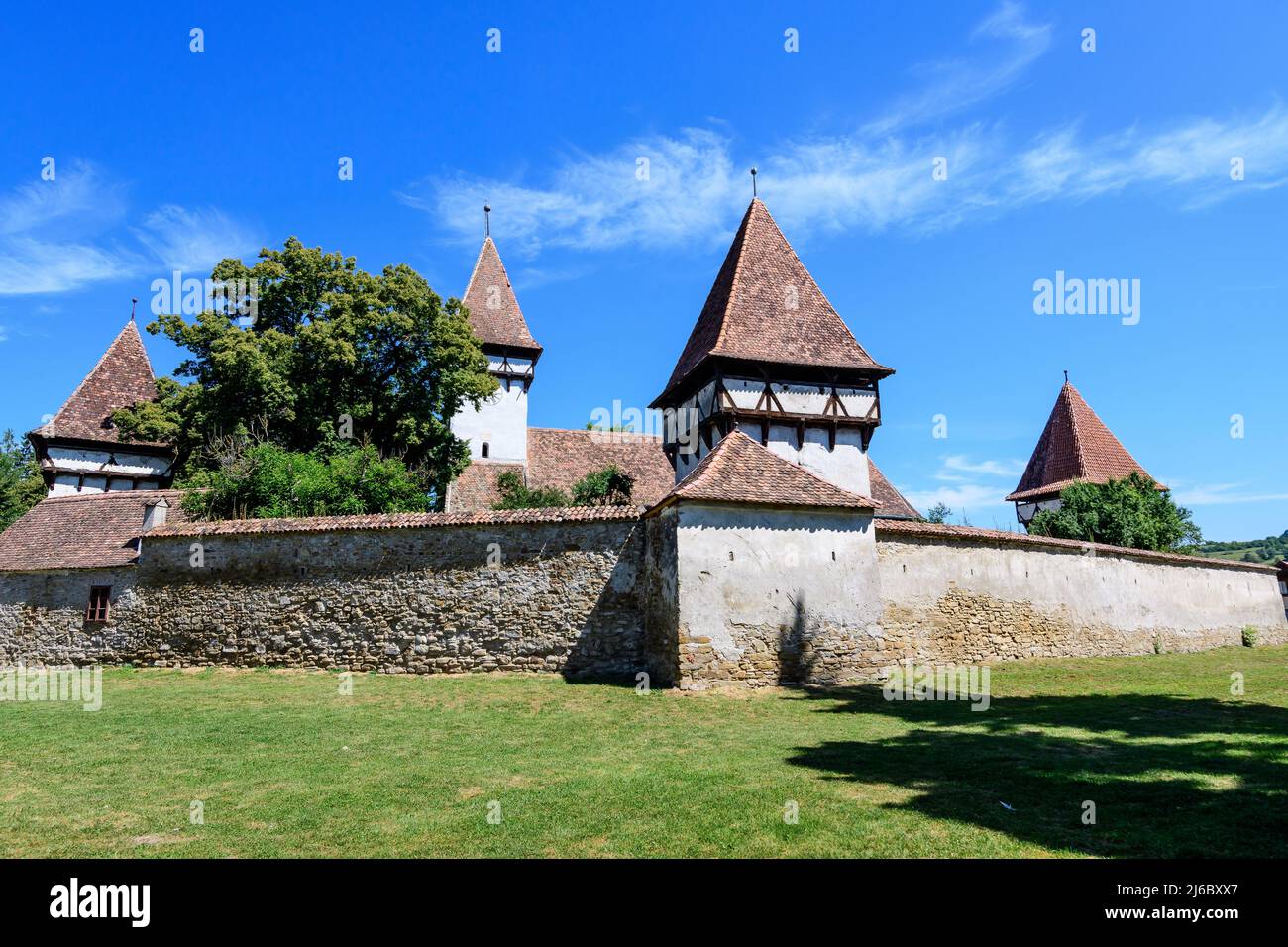 Altes Gebäude in der befestigten Kirche der Heiligen Peter und Paul (Biserica Sfintii Apostoli Petru și Pavel) im Dorf Cincosr, in der Nähe von Fagaras in Siebenbürgen (TR Stockfoto