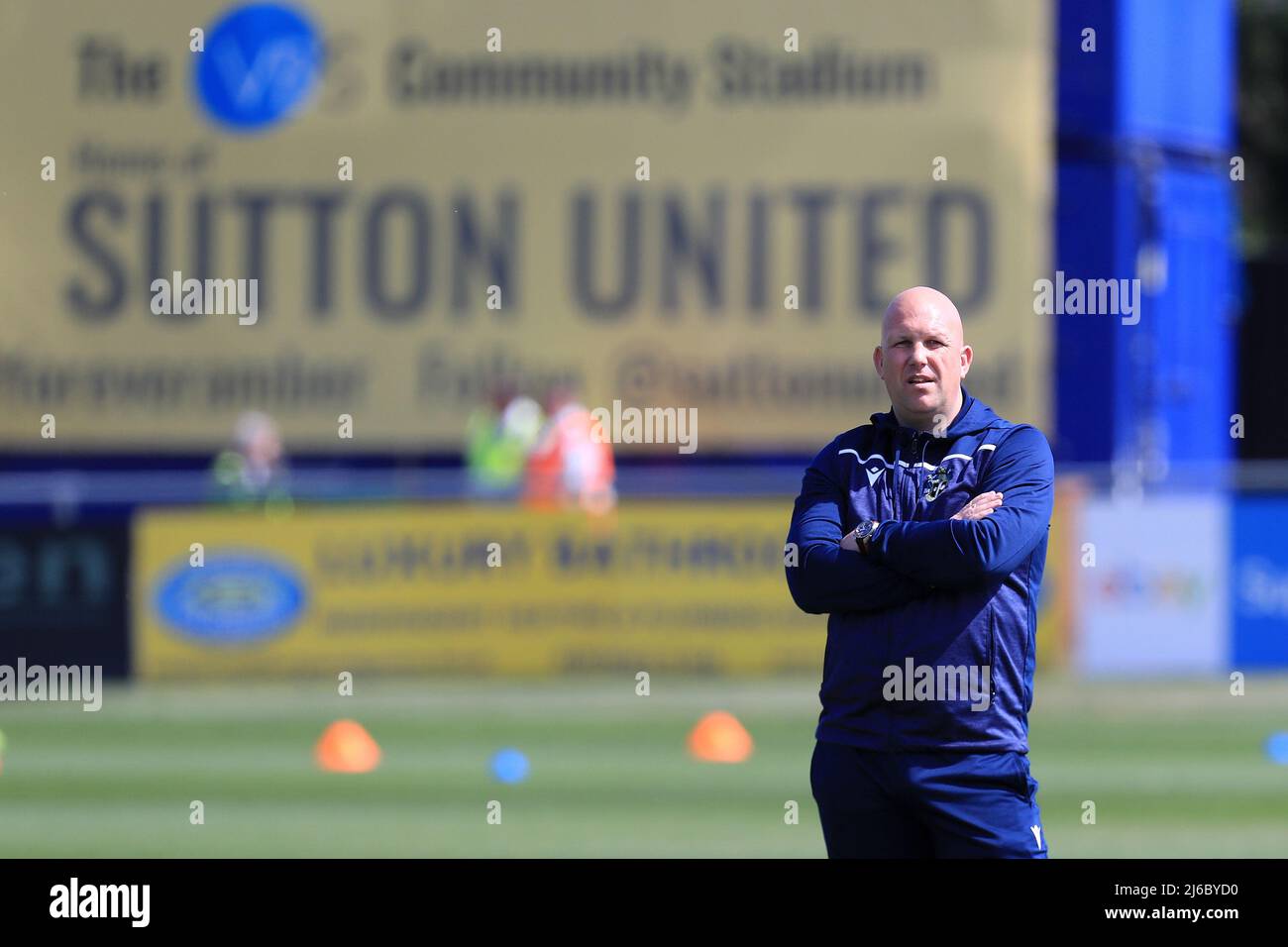 Matt Grey Manager von Sutton United sieht seinen Spielern beim Aufwärmen zu. Stockfoto