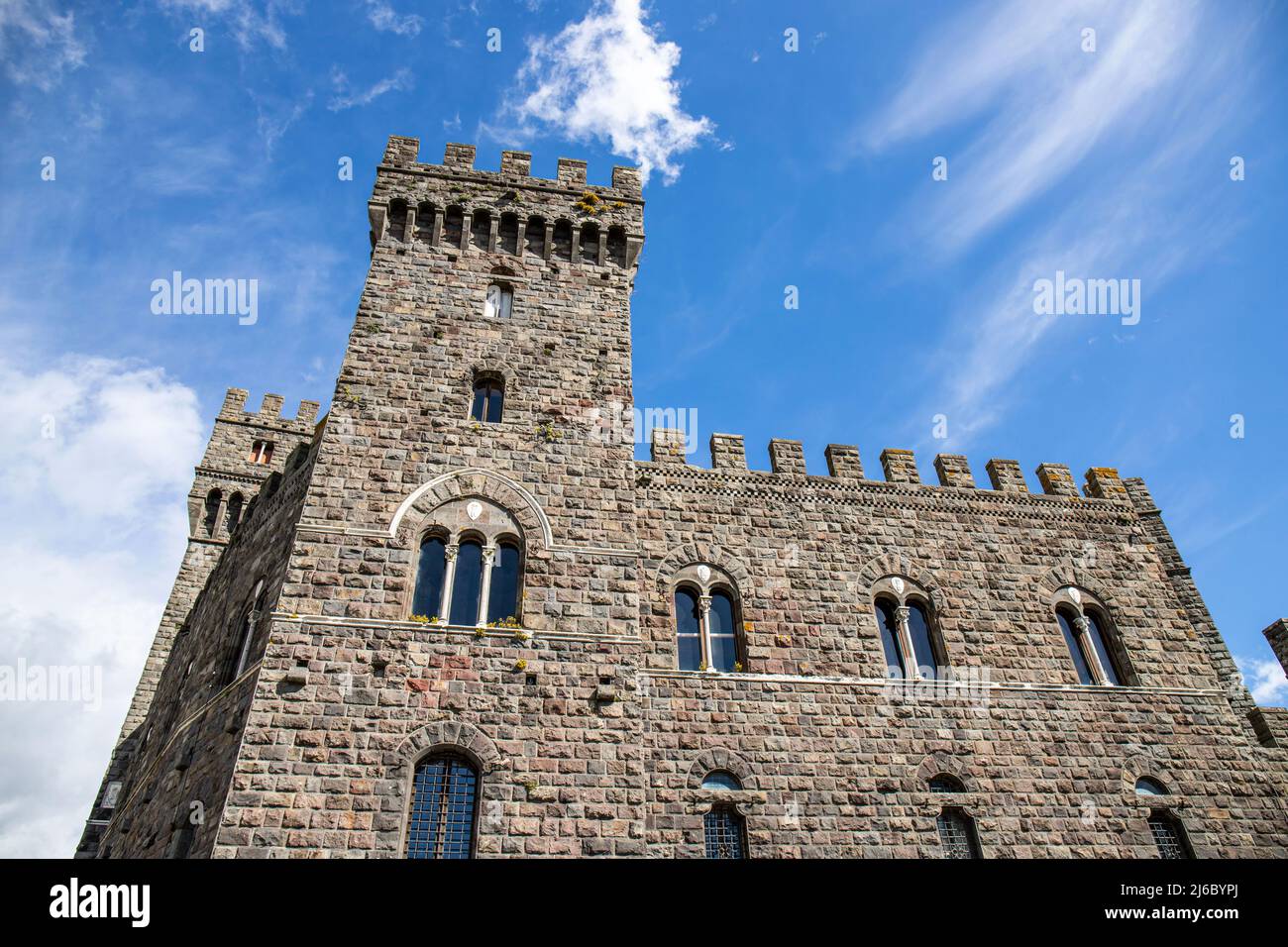 Torre Alfina, ein schönes italienisches Dorf in der Provinz Viterbo, in der Nähe von Acquapendente. Historisches Schloss von Torre Alfina in der Nähe des Waldes von Saßeto. Stockfoto
