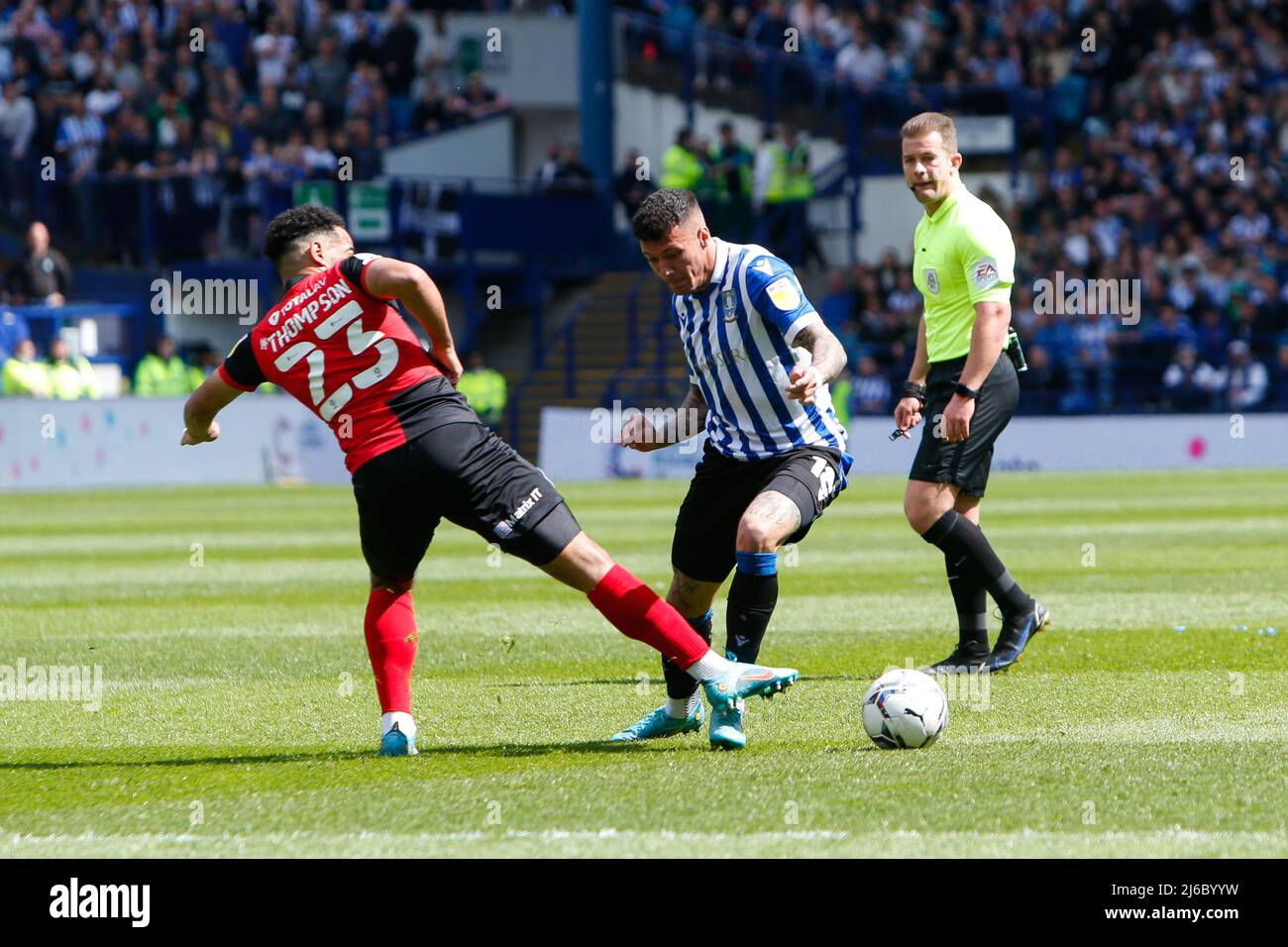 Louis Thompson #23 aus Portsmouth und Marvin Johnson #18 aus Sheffield Mittwoch Stockfoto