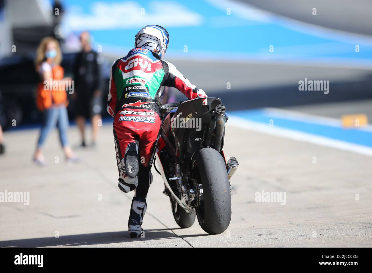 Circuito de Jerez, Jerez de la Frontera, Spanien am 30. April 2022 #73 Alex Marquez, Spanisch: LCR Honda Castrol schiebt seinen geplagten Honda während des GRAN PREMIO RED BULL DE ESPANA, Graham holt, zurück in die Garage Stockfoto