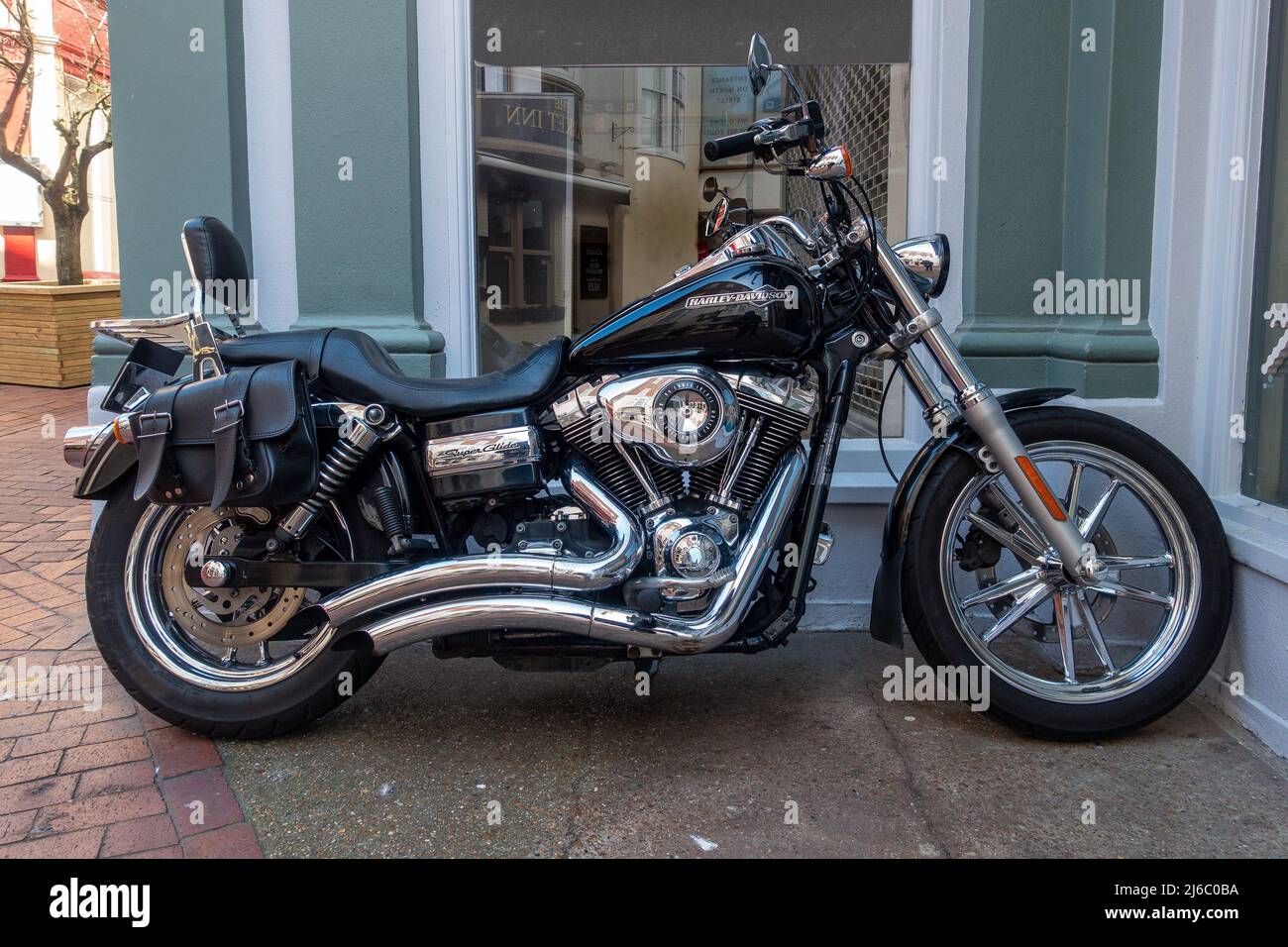 Schwarz, Harley Davidson, Super Glide, Motorrad, geparkt auf den Spuren, Brighton, Sussex Stockfoto