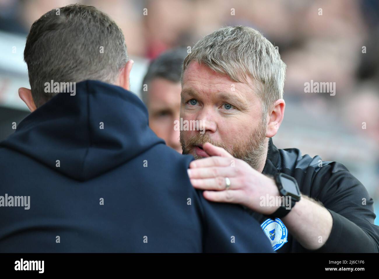 LONDON, GROSSBRITANNIEN. APR 30. Grant McCann, der Manager von Peterborough United, sprach mit Gary Rowett, dem Millwall-Manager, vor dem Sky Bet Championship-Spiel zwischen Millwall und Peterborough am Samstag, dem 30.. April 2022 in Den, London. (Kredit: Ivan Yordanov | MI Nachrichten) Kredit: MI Nachrichten & Sport /Alamy Live Nachrichten Stockfoto