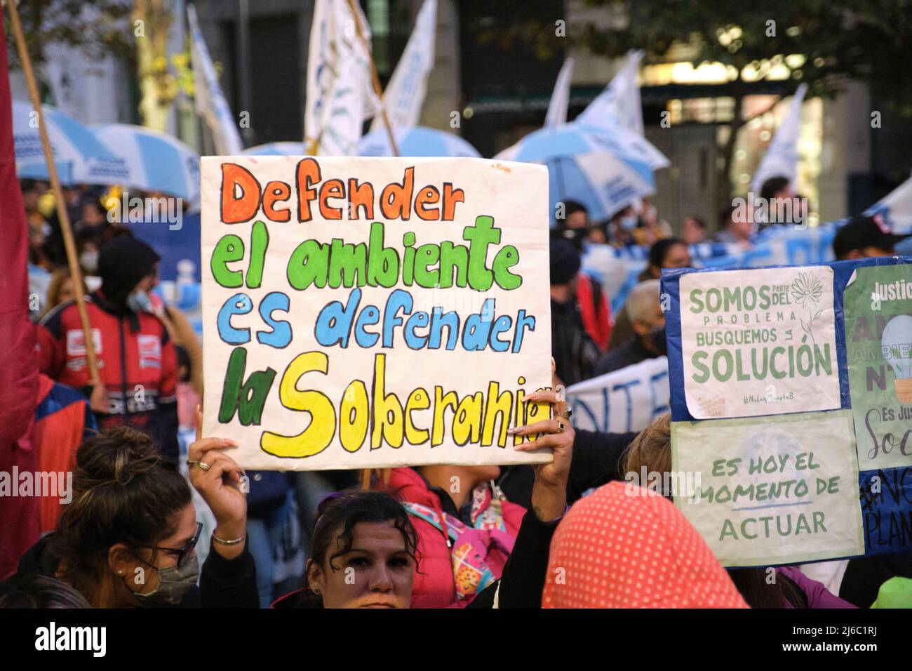 Buenos Aires, Argentinien; 22. April 2022: Demonstration zum Erdtag; Plakat mit der Botschaft, die Umwelt zu verteidigen, ist die Verteidigung der Souveränität. Konzepte Stockfoto