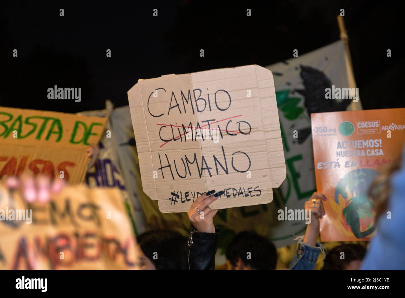 Buenos Aires, Argentinien; 22. April 2022: Protest zum Erdtag; Plakat mit der Botschaft nicht Klimawandel, sondern menschlich. Umweltaktivismus gegen Glob Stockfoto