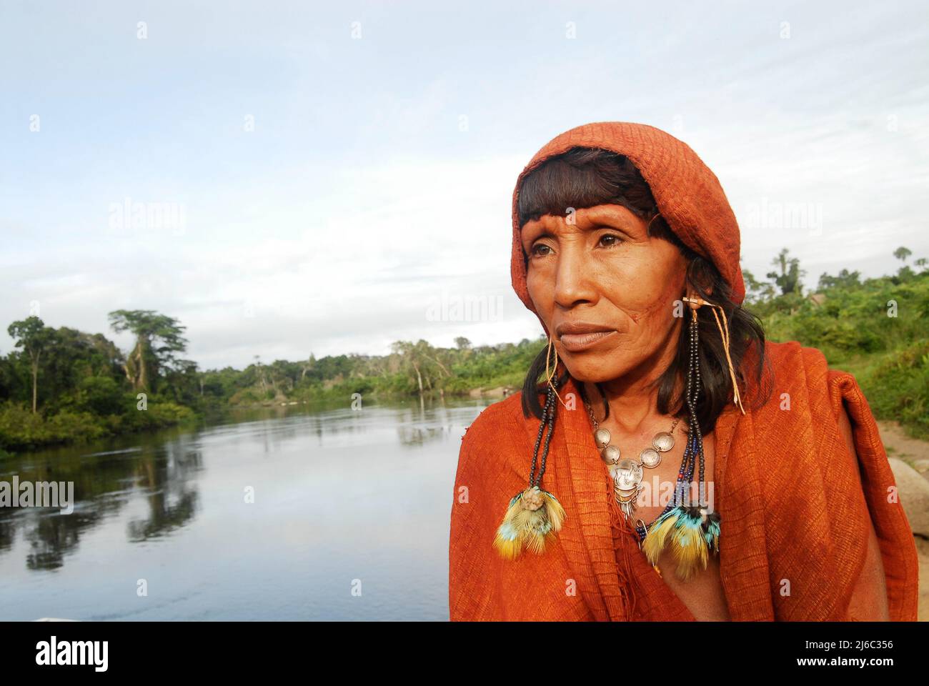 Portrait wunderschöne Indio Frau am as Fluss in Brasilien