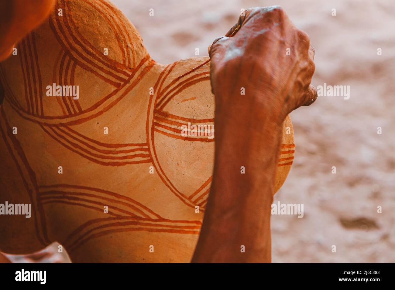 Indische Kunst des Asurini Stammes von Baixo Amazonas, Rio Xingu, brasilianischer Amazonas, Malerei Stammeskunst. 2010. Stockfoto