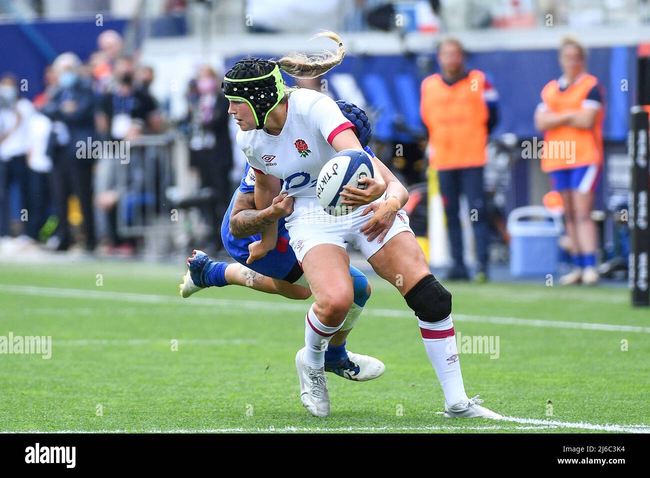 Die Französin Caroline Boujard bekämpft die Engländerin Helena Rowland während des TikTok Women's Six Nations-Spiels im Stade Jean Dauger in Beyonne, Frankreich. Bilddatum: Samstag, 30. April 2022. Stockfoto