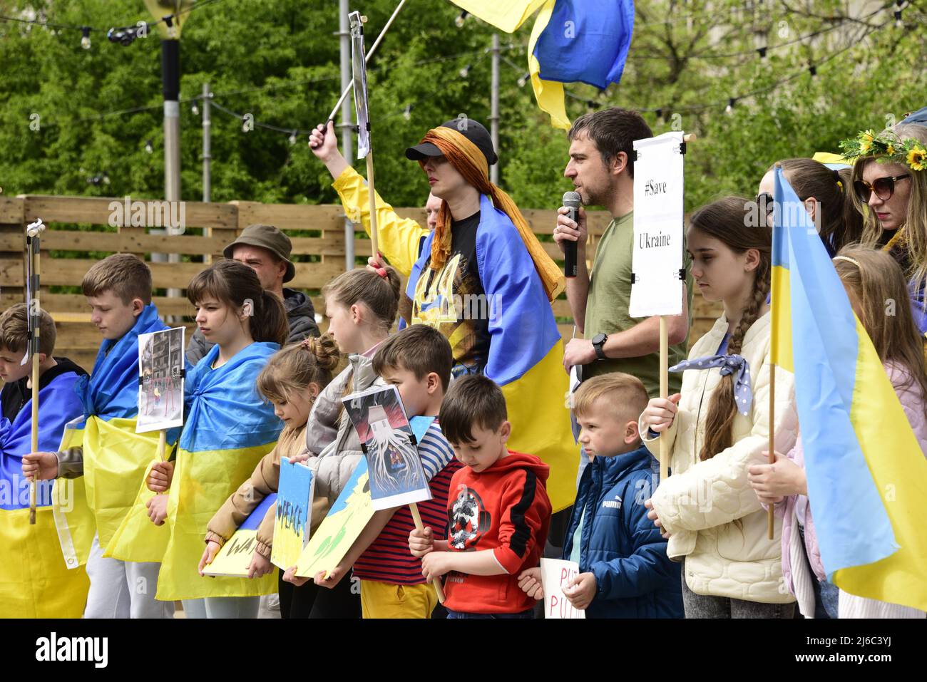 Manchester, Großbritannien, 30.. April 2022. Protest gegen die russische Invasion der Ukraine in Piccadilly Gardens, im Zentrum von Manchester, England, Großbritannien und den Britischen Inseln. Es wurde vom Ukrainischen Kulturzentrum „Dnipro“ Manchester organisiert. Seit Beginn der Invasion Russlands wurden mehr als 500 Kinder getötet oder verletzt. Quelle: Terry Waller/Alamy Live News Stockfoto