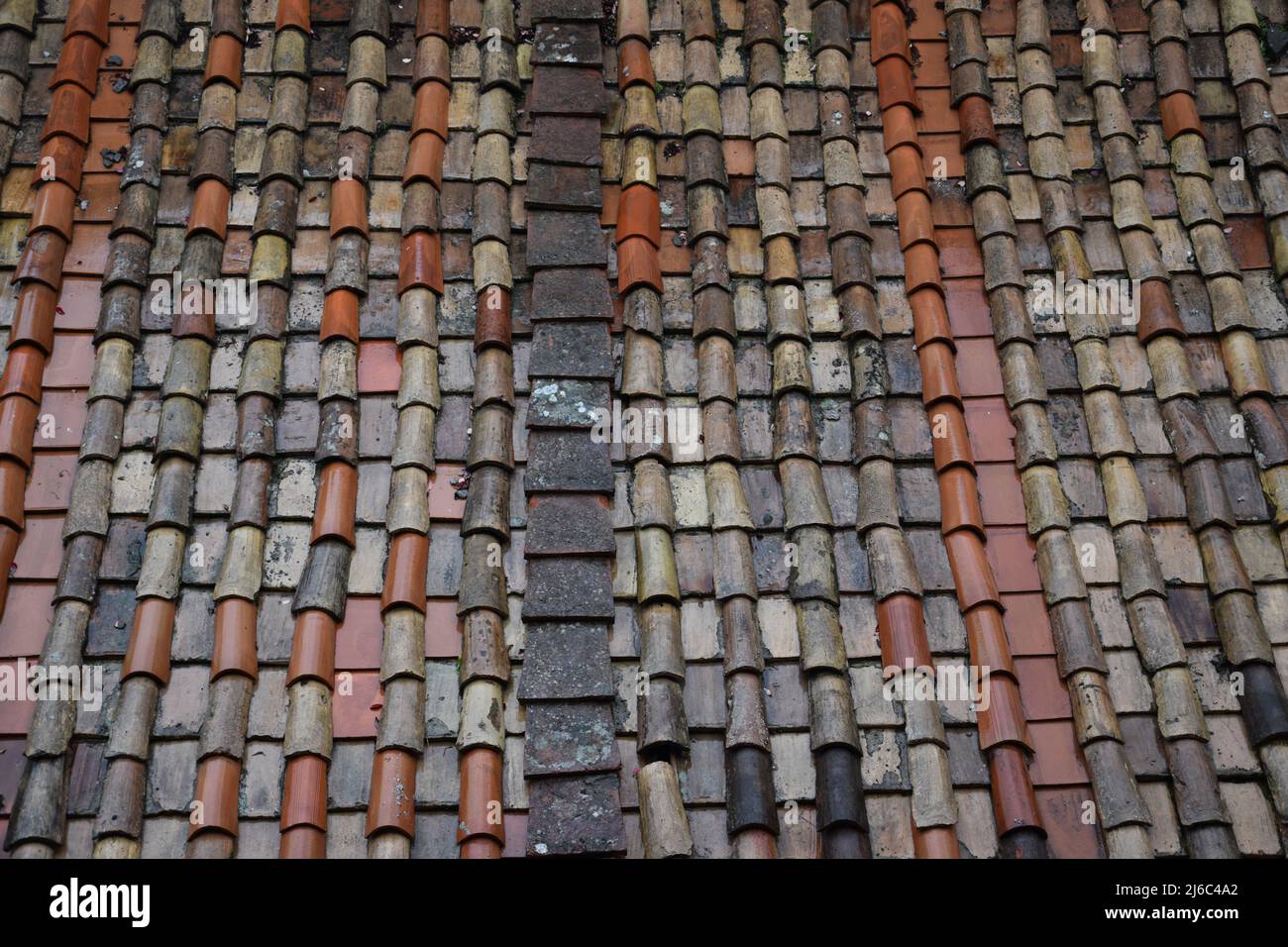 Tonkacheln sind die überwiegende Mehrheit der Dachziegel in ganz Italien installiert. Stockfoto Tonkacheln sind die überwiegende Mehrheit der Dachziegel in ganz Italien installiert. Stockfoto
