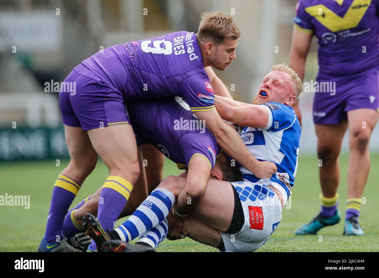 NEWCASTLE UPON TYNE, GROSSBRITANNIEN. MAI 1. will Calcott von Halifax Panthers wird während des WETTMEISTERSCHAFTSSPIEL ZWISCHEN Newcastle Thunder und Halifax Panthers im Kingston Park, Newcastle am Samstag, den 30.. April 2022, angegangen. (Quelle: Chris Lishman | MI News) Stockfoto