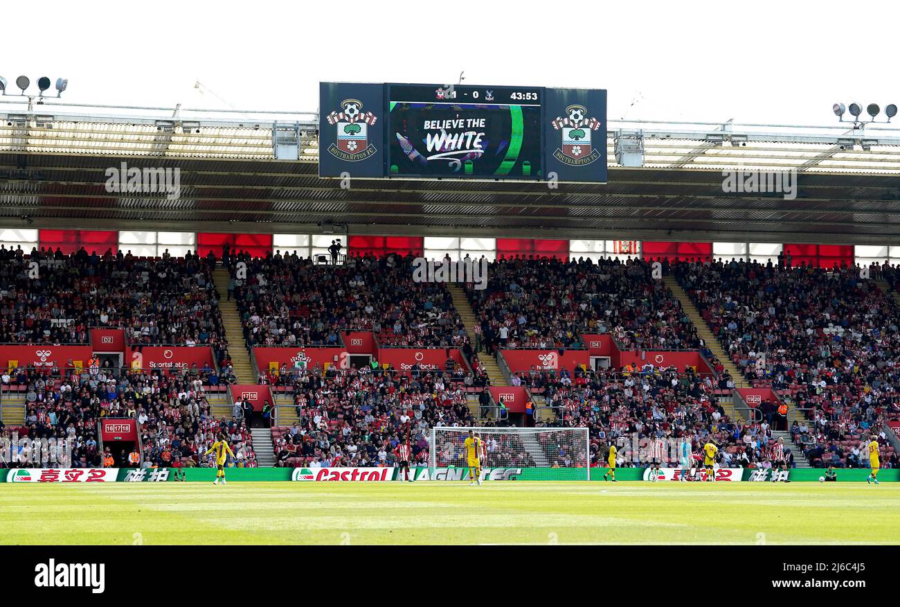 Allgemeiner Blick auf das Geschehen während des Spiels der Premier League im St Mary's Stadium, Southampton. Bilddatum: Samstag, 30. April 2022. Stockfoto