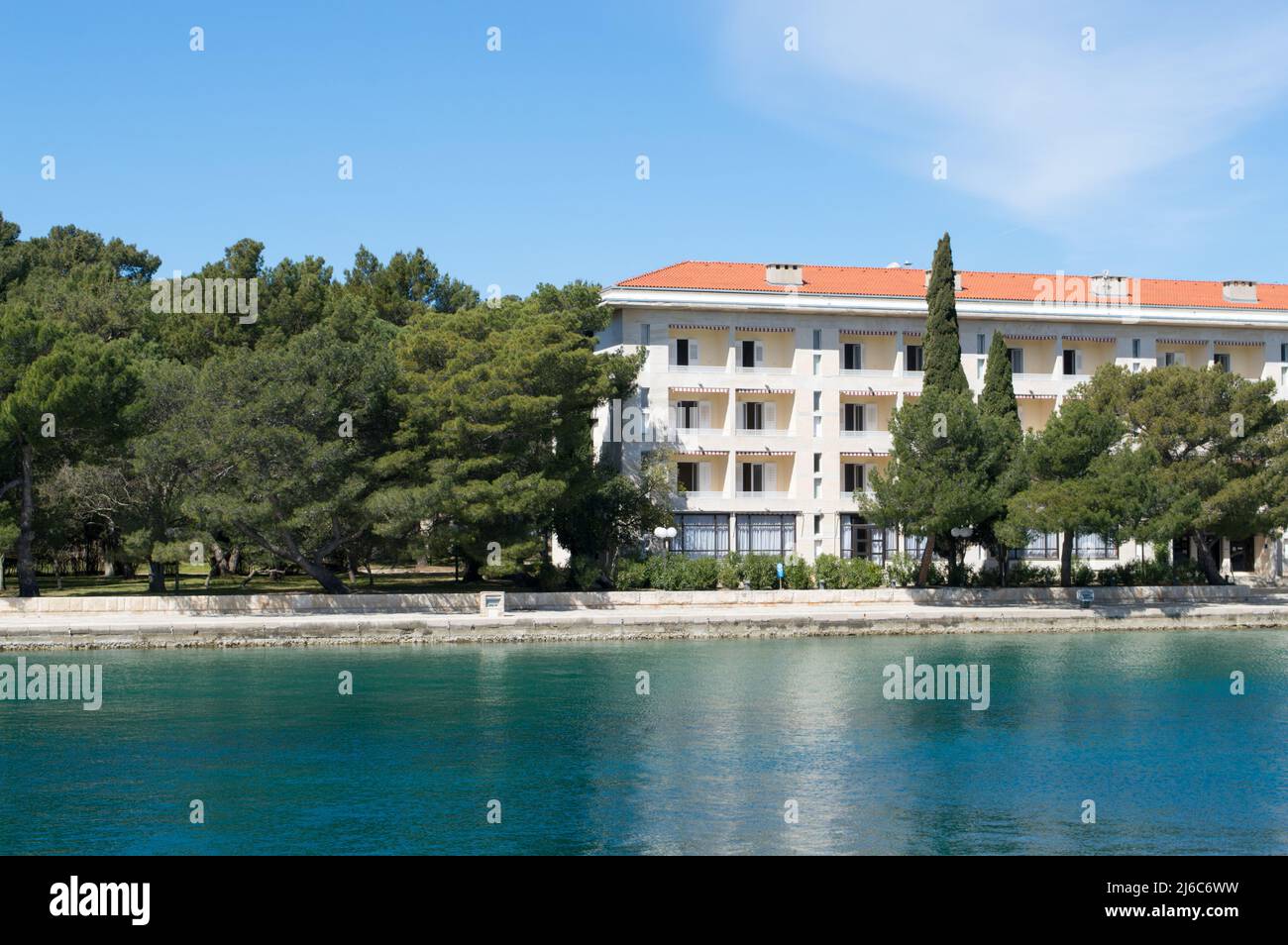 Brijuni, Kroatien - 11 April 2022: Hotel Karmen im Nationalpark Brijuni Inseln Stockfoto