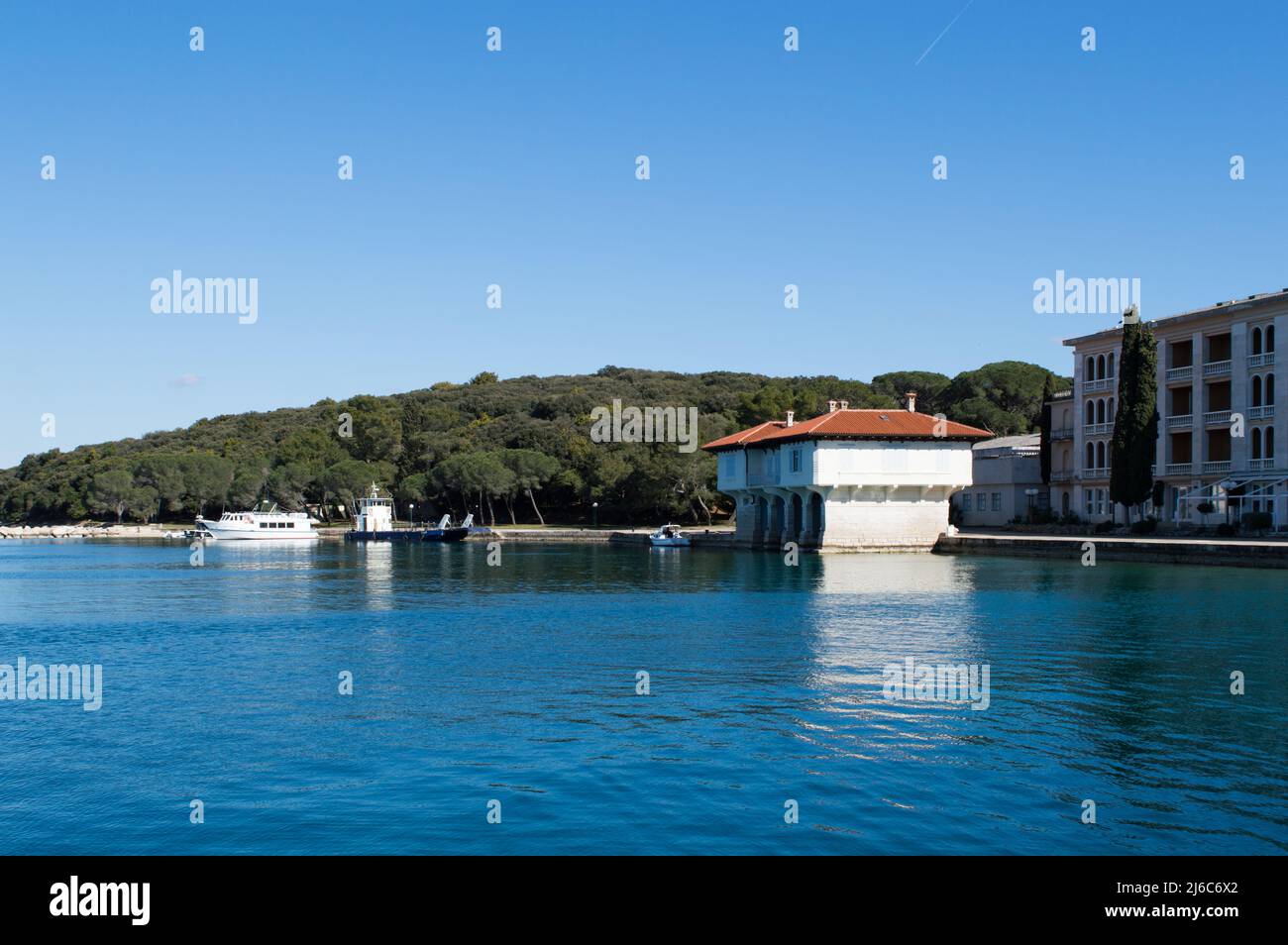 Brijuni, Kroatien - 11 April 2022: Hotel Neptun und Bootshaus im Nationalpark Brijuni Inseln Stockfoto