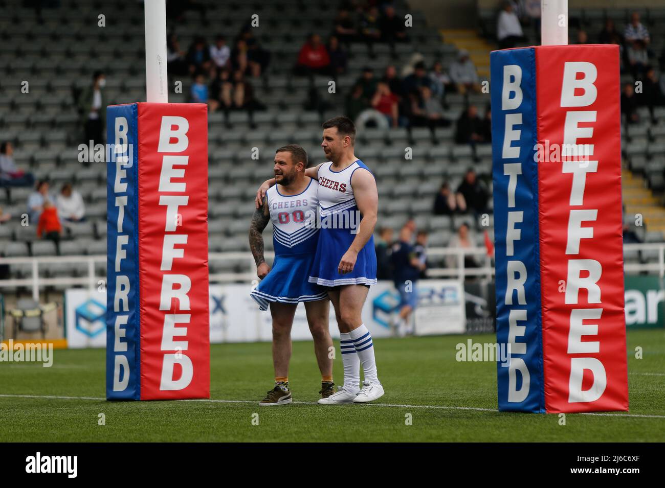 NEWCASTLE UPON TYNE, GROSSBRITANNIEN. MAI 1. Halifax-Fans, die einen Junggesellenabschied genießen, posieren für ein Bild während des WETTSTREIKS DER BETFRED Championship zwischen Newcastle Thunder und Halifax Panthers am Samstag, 30.. April 2022 im Kingston Park, Newcastle. (Quelle: Chris Lishman | MI News) Stockfoto