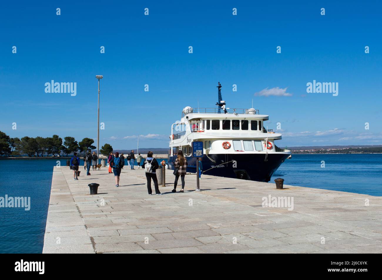 Brijuni, Kroatien - 11. April 2022: Menschen warten auf der Anlegestelle für die Fähre im Nationalpark Brijuni Inseln Stockfoto