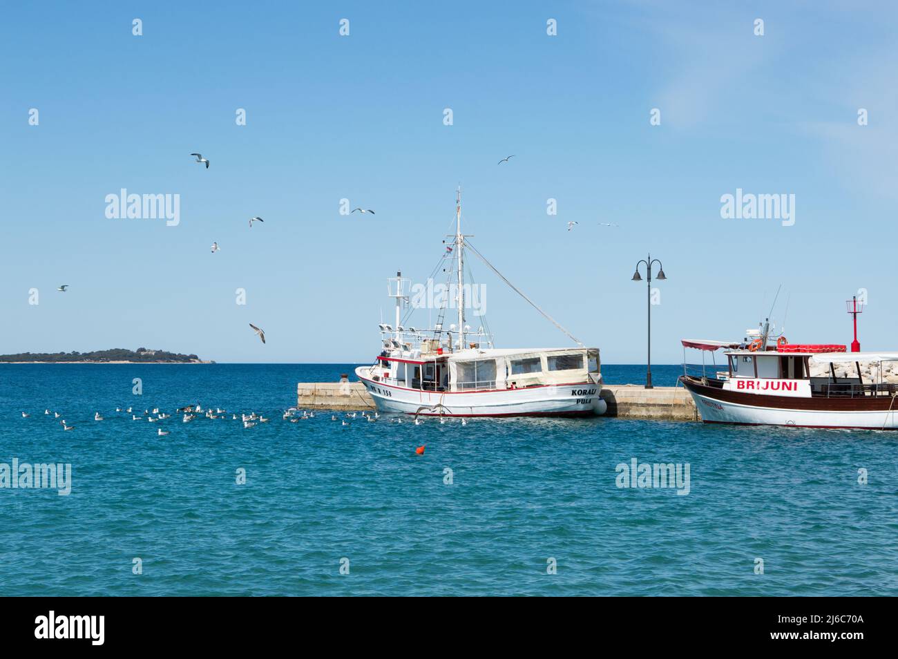 Fazana, Kroatien - 11. April 2022: Ausflugsboote auf der Anlegestelle für den Nationalpark Brijuni Inseln Stockfoto