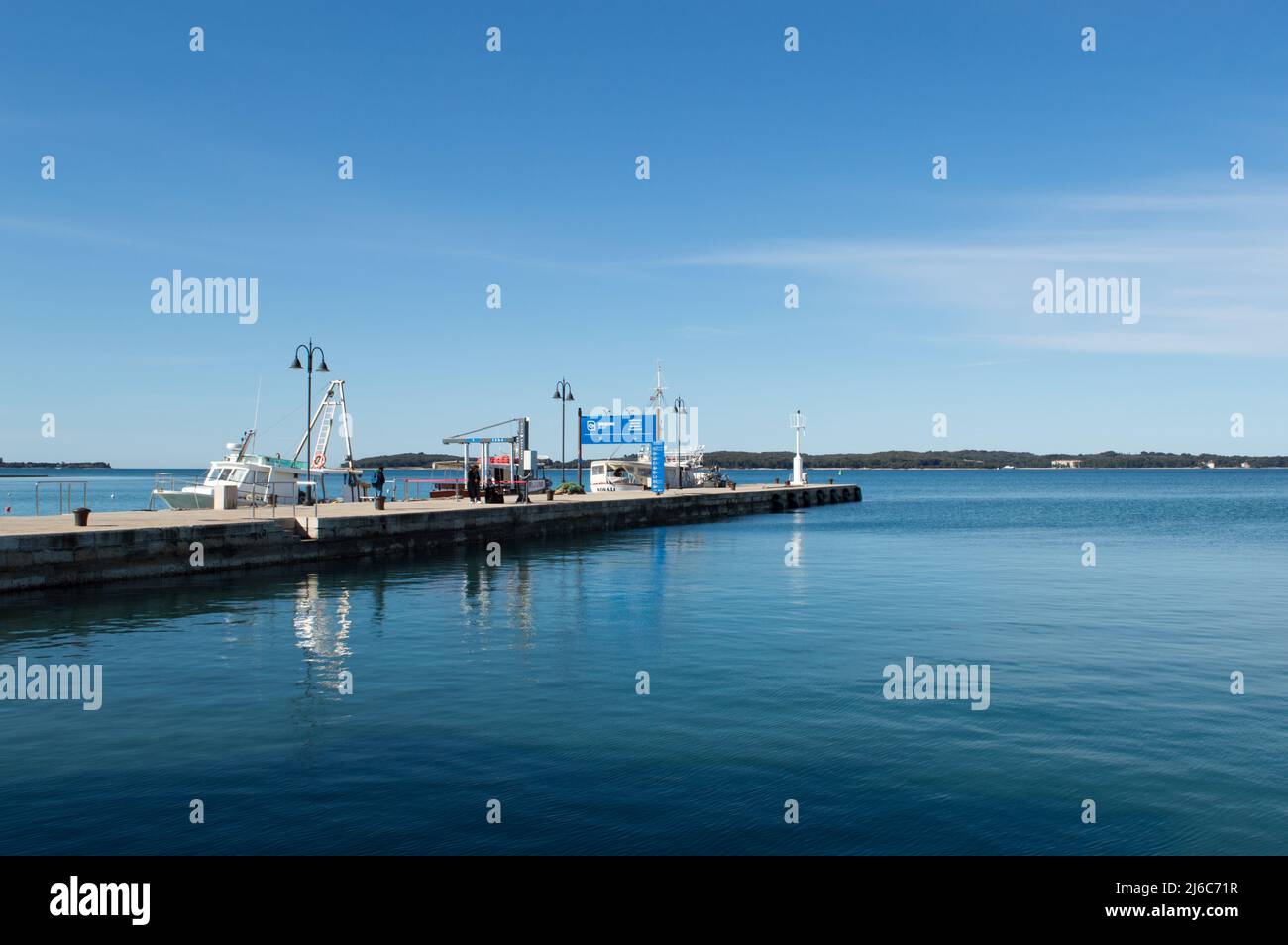 Fazana, Kroatien - 11. April 2022: Bootsanlegestelle zum Nationalpark Brijuni Inseln Stockfoto
