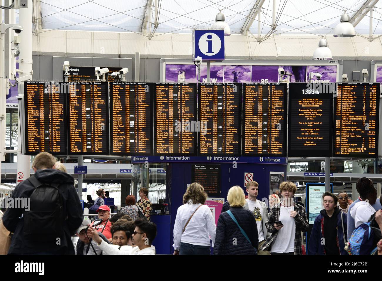 Manchester, Großbritannien, 30.. April 2022. Informationstafel Zugzeiten, Piccadilly Railway Station, Manchester, Großbritannien. TransPennine Express bittet seine Kunden, im Vorfeld der geplanten Streikaktion der National Union of Rail, Maritime and Transport (RMT), die am Samstag, dem 30. April und Sonntag, dem 1. Mai stattfindet, sorgfältig zu planen. Die Gewerkschaft sagt, dass Network Rail beabsichtigt, 2.500 Unterhaltsarbeitsplätze zu kürzen und dass die Beschäftigten in vielen Eisenbahnunternehmen mit Änderungen ihrer Bedingungen konfrontiert sind oder dass die zu zahlenden Beträge bei steigender Inflation einfrieren. Quelle: Terry Waller/Alamy Live News Stockfoto