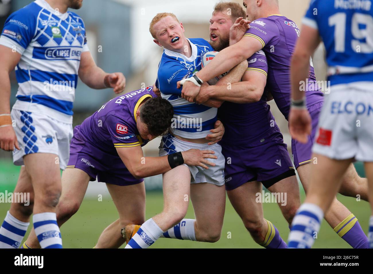 NEWCASTLE UPON TYNE, GROSSBRITANNIEN. MAI 1. Lachlan Walmsley von Halifax Panthers wird von Brad Day und Callum Field of Newcastle Thunder während des BETFRED Championship-Spiels zwischen Newcastle Thunder und Halifax Panthers am Samstag, den 30.. April 2022 im Kingston Park, Newcastle, angegangen. (Quelle: Chris Lishman | MI News) Stockfoto