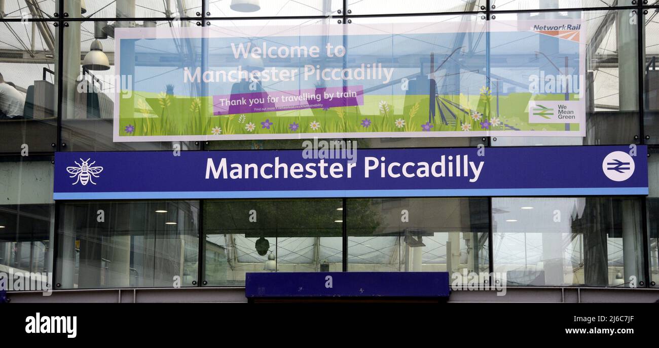 Manchester, Großbritannien, 30.. April 2022. Piccadilly Railway Station, Manchester, Großbritannien. TransPennine Express bittet seine Kunden, im Vorfeld der geplanten Streikaktion der National Union of Rail, Maritime and Transport (RMT), die am Samstag, dem 30. April und Sonntag, dem 1. Mai stattfindet, sorgfältig zu planen. Die Gewerkschaft sagt, dass Network Rail beabsichtigt, 2.500 Unterhaltsarbeitsplätze zu kürzen und dass die Beschäftigten in vielen Eisenbahnunternehmen mit Änderungen ihrer Bedingungen konfrontiert sind oder dass die zu zahlenden Beträge bei steigender Inflation einfrieren. Quelle: Terry Waller/Alamy Live News Stockfoto