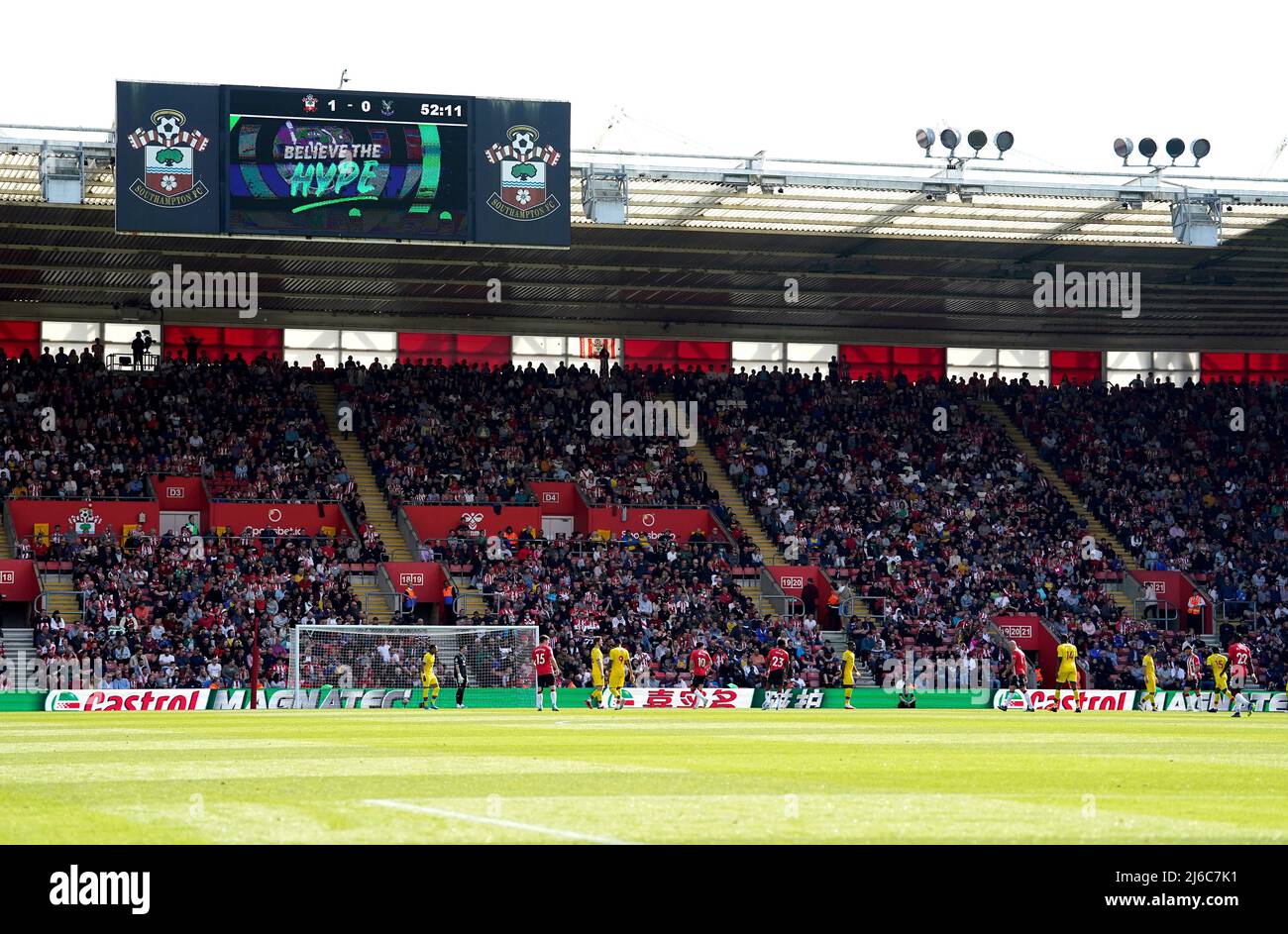 Allgemeiner Blick auf das Geschehen während des Spiels der Premier League im St Mary's Stadium, Southampton. Bilddatum: Samstag, 30. April 2022. Stockfoto