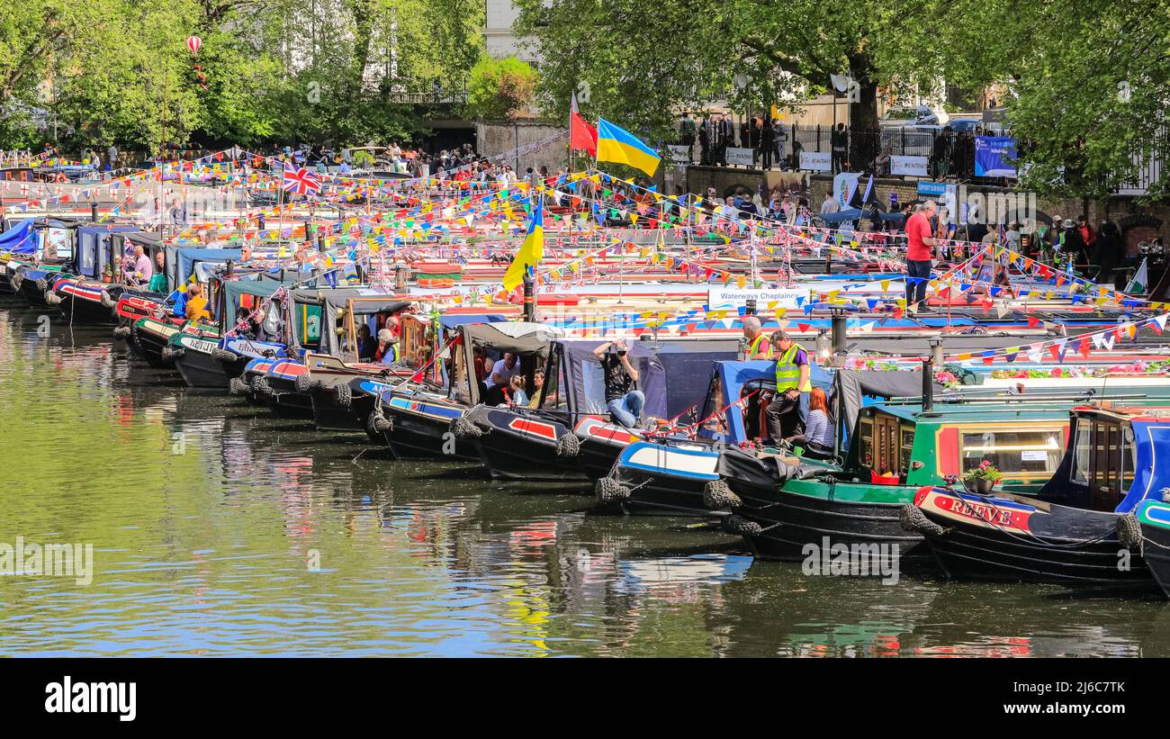 London, Großbritannien, 30.. April 2022. Dutzende von wunderschön dekorierten Schmalbooten, Lastkähne und Kanalbooten nehmen am IWA Canalway Cavalcade Festival Teil, das am Wochenende der Bankfeiertage Anfang Mai in das Londoner Little Venice zurückkehrt. Organisiert von der Inland Waterways Association (IWA), feiert es das Leben der Boote mit einem Bootsanlegeplatz sowie Musik, Ständen und Familienunterhaltung entlang des Grand Union Canal. Stockfoto