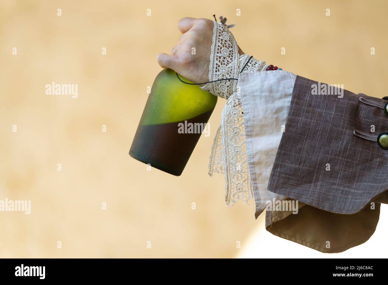 Piratenkostüm, das die Flasche Rum hält Stockfoto