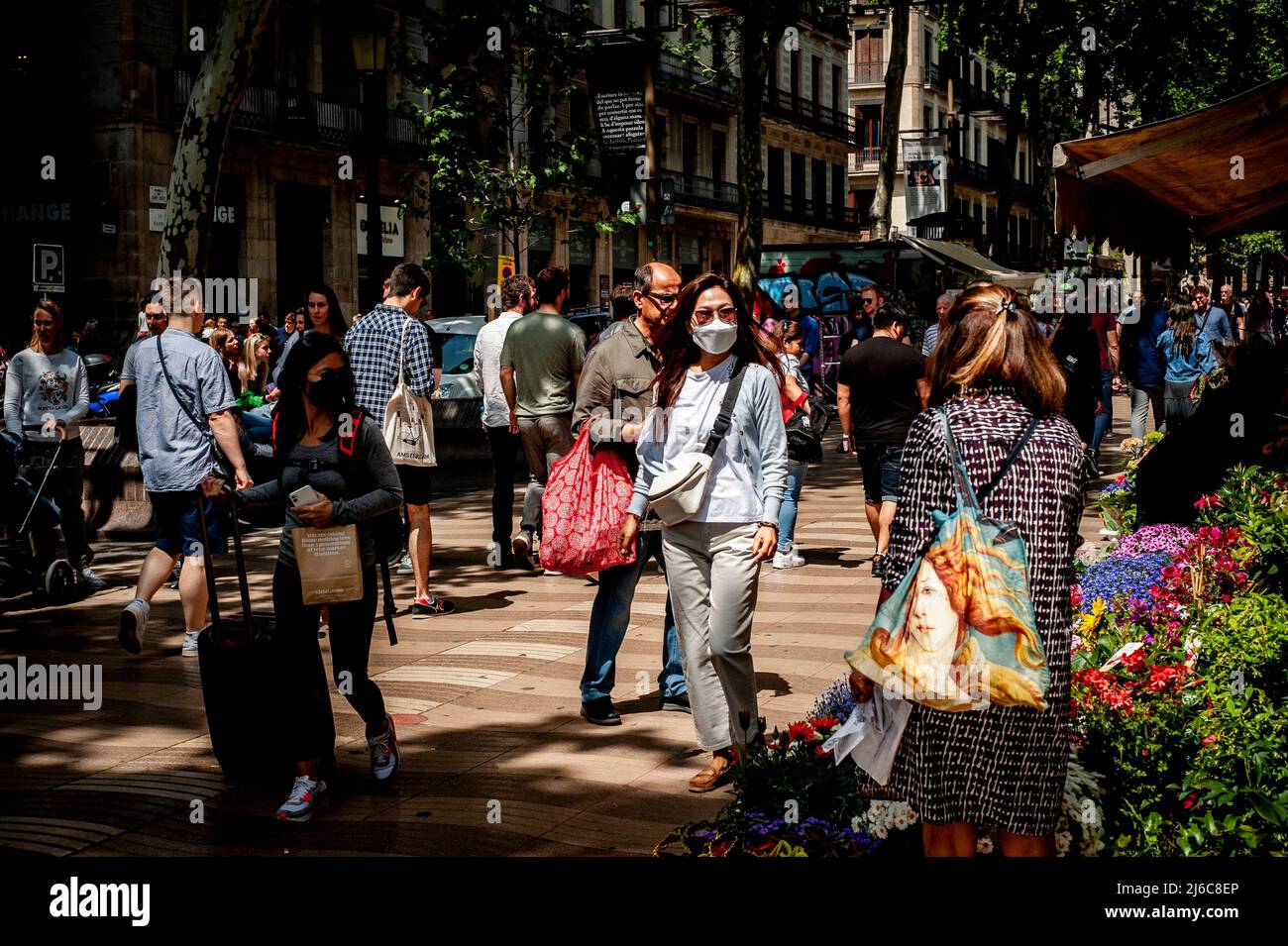 Barcelona, Spanien. 30. April 2022. Touristen laufen die Rambla in Barcelona entlang. Nach zwei Jahren Pandemie und dem Ende aller Beschränkungen kehrt der Massentourismus in die mediterrane Stadt Barcelona zurück, fordern Oppositionskräfte im Stadtrat von Barcelona Maßnahmen, um die Auswirkungen der überfüllten Touristenmassen auf einige Stadtteile zu mildern. Quelle: Jordi Boixareu/Alamy Live News Stockfoto