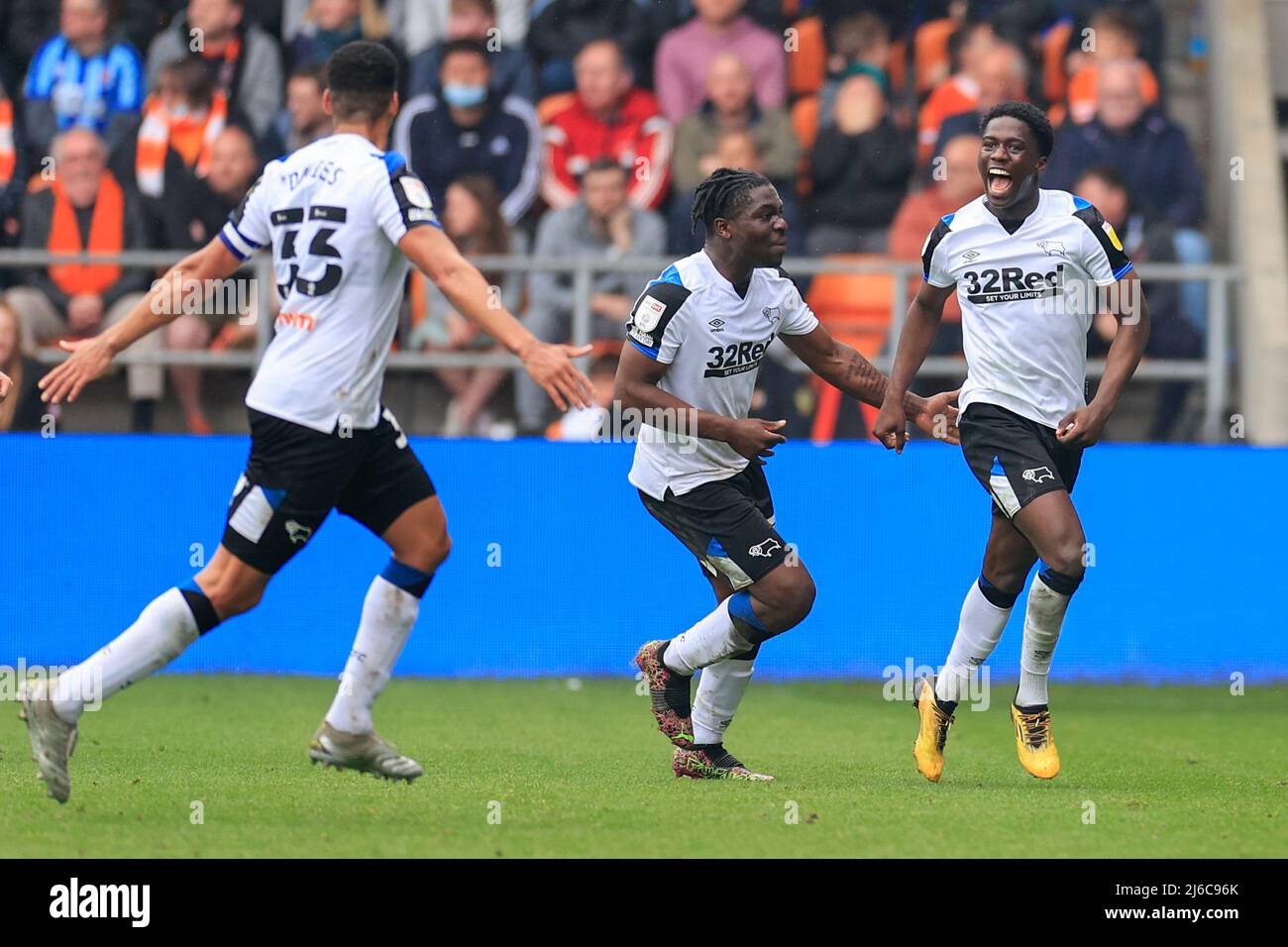 Malcolm Ebiowei #32 von Derby County feiert den Torreigen, um es 0-1 zu machen Stockfoto