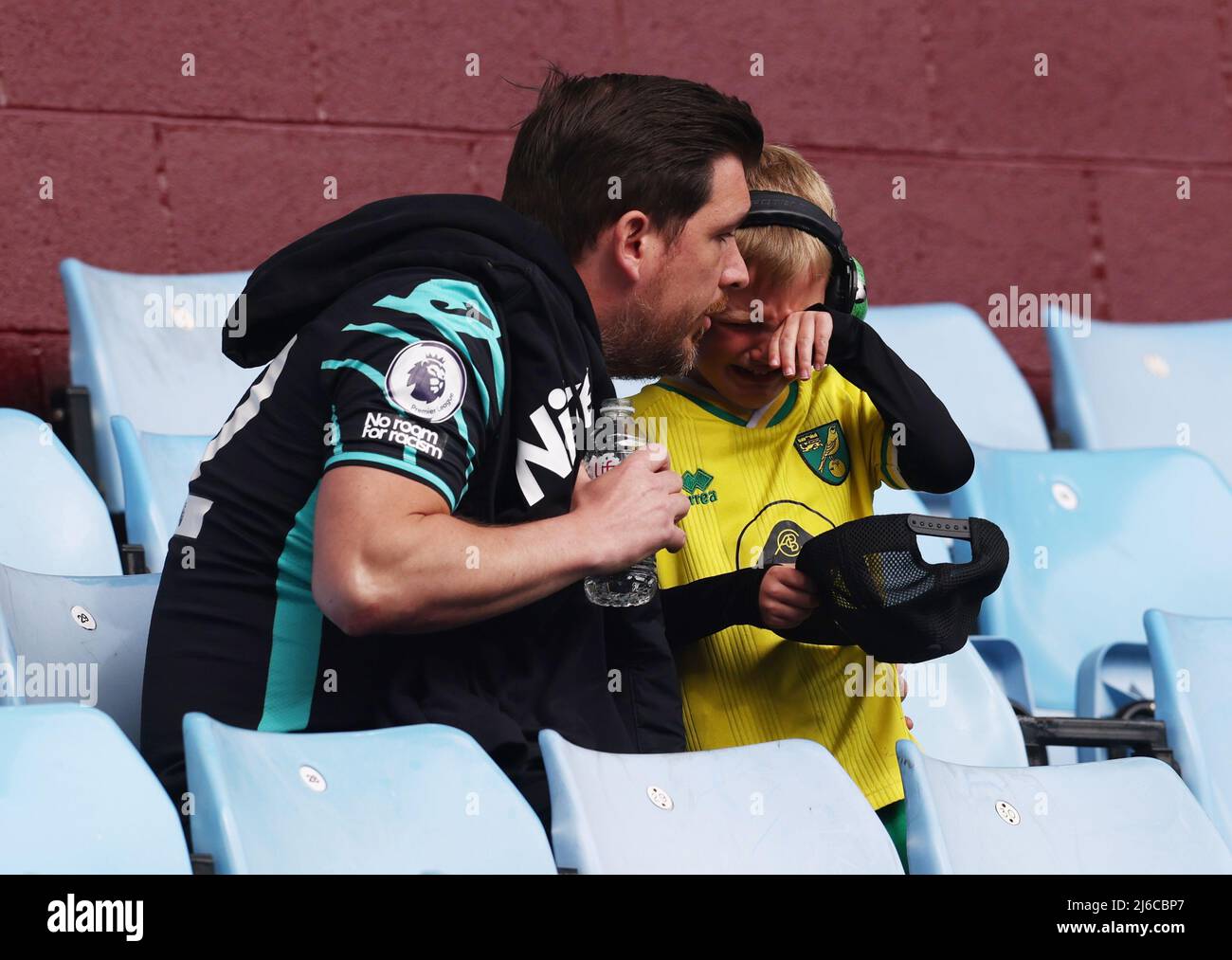 Birmingham, England, 30.. April 2022. Ein verstörter junger Norwich City-Fans, als sein Team während des Premier League-Spiels in Villa Park, Birmingham, aus der Premier League abgesetzt wird. Bildnachweis sollte lauten: Darren Staples / Sportimage Credit: Sportimage/Alamy Live News Stockfoto