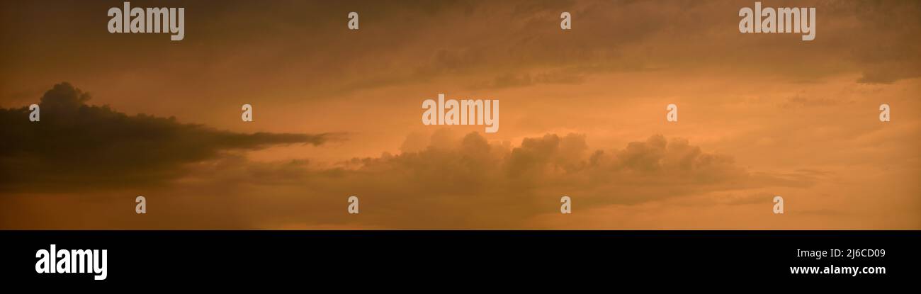 Himmelslandschaft, Wolken bei Sonnenuntergang, Italien, Europa - Größe 4:1 Stockfoto