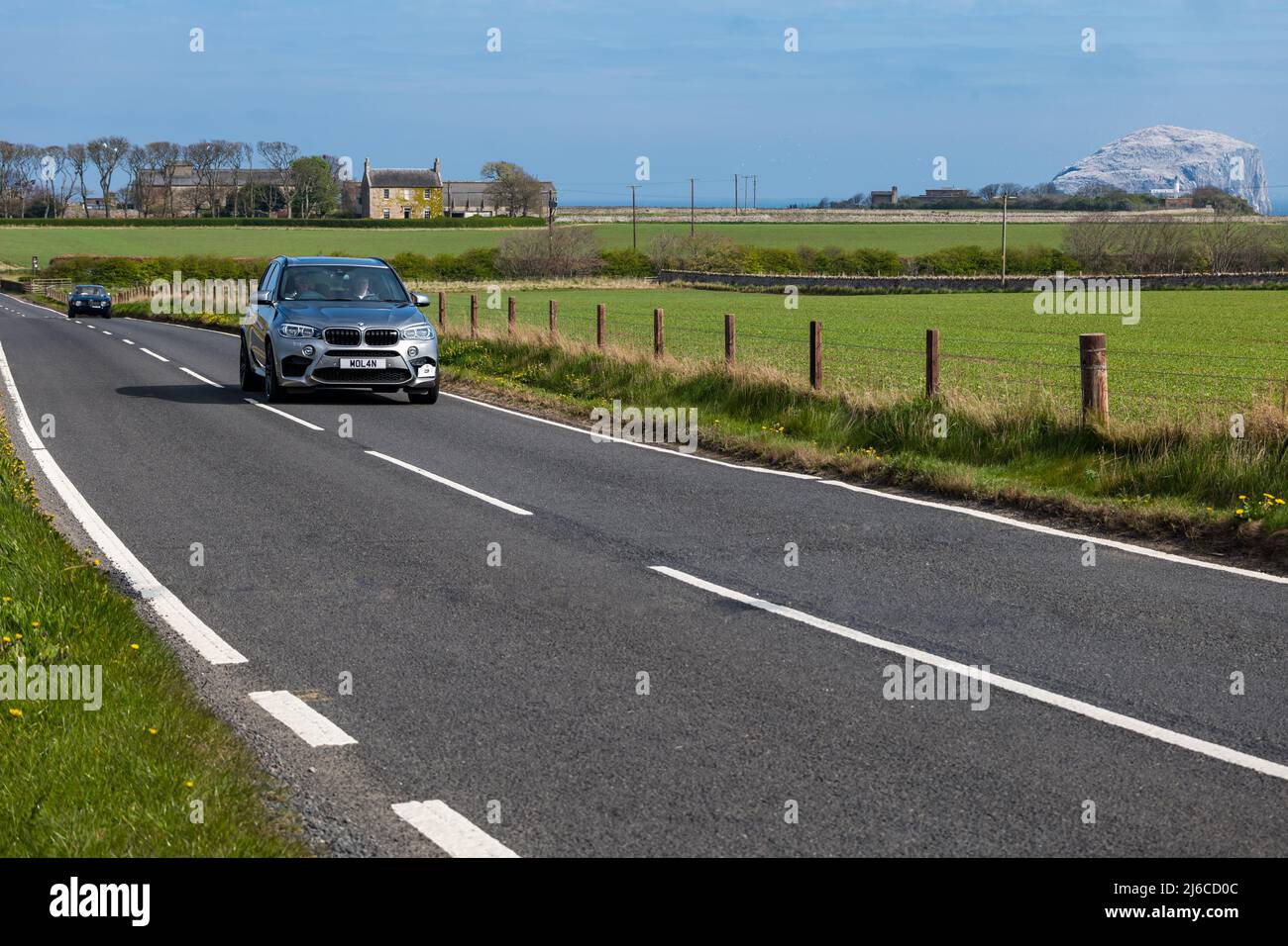 BMW-Auto auf der Landstraße an der Küste von Bass Rock Island, East Lothian, Schottland, Großbritannien Stockfoto