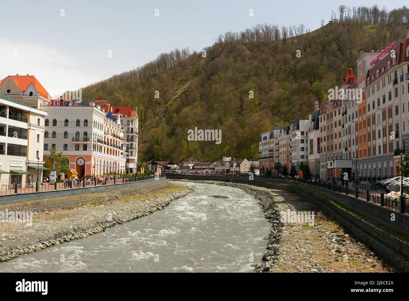 Sotschi, Russland - 23. April 2022: Rosa Khutor Alpine Resort. Krasnaja Poljana, Region Krasnodar, Sotschi, Russland. Erbaut von 2003 bis 2011 Stockfoto