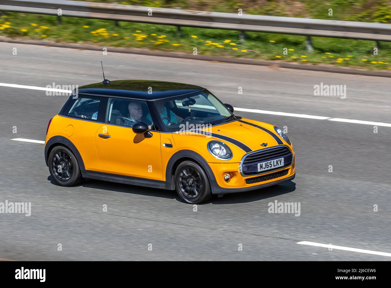 2015 orange MINI COOPER D 1496cc Diesel 2DR Heckklappe Stockfoto