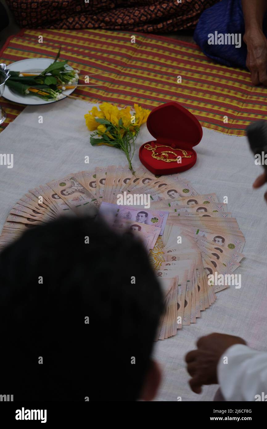 Thailändische Hochzeit: Ein Lösegeld für die Hochzeit, das ein Bräutigam der Mutter der Braut zahlt, und ein Geschenk von Goldschmuck für die Braut selbst. Stockfoto
