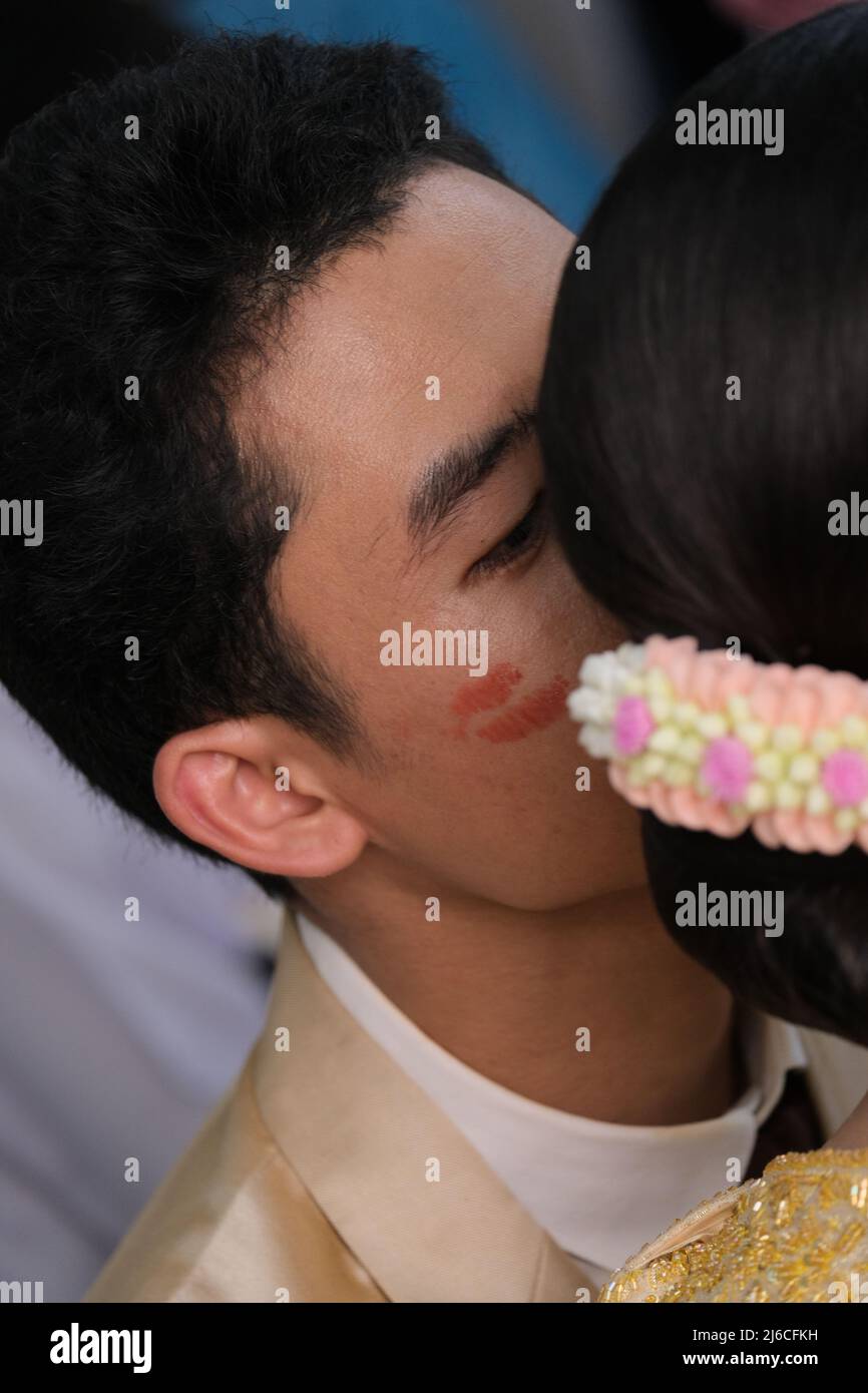 Thailändische Hochzeit: aufdruck des Kusses einer Braut auf die Wange eines Bräutigams Stockfoto