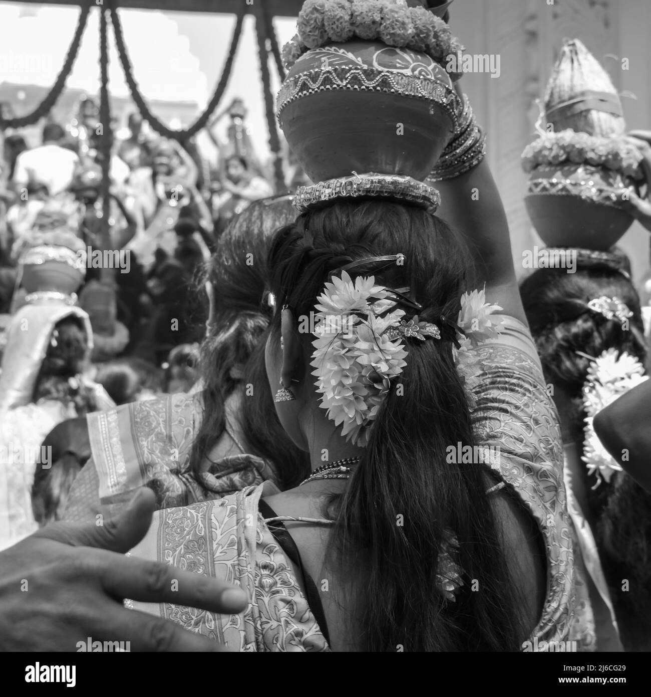 Frauen mit Kalash am Kopf während des Jagannath-Tempels Mangal Kalash Yatra tragen indische Hindu-Anhänger irdische Töpfe mit heiligem Wasser und Kokosnuss o Stockfoto