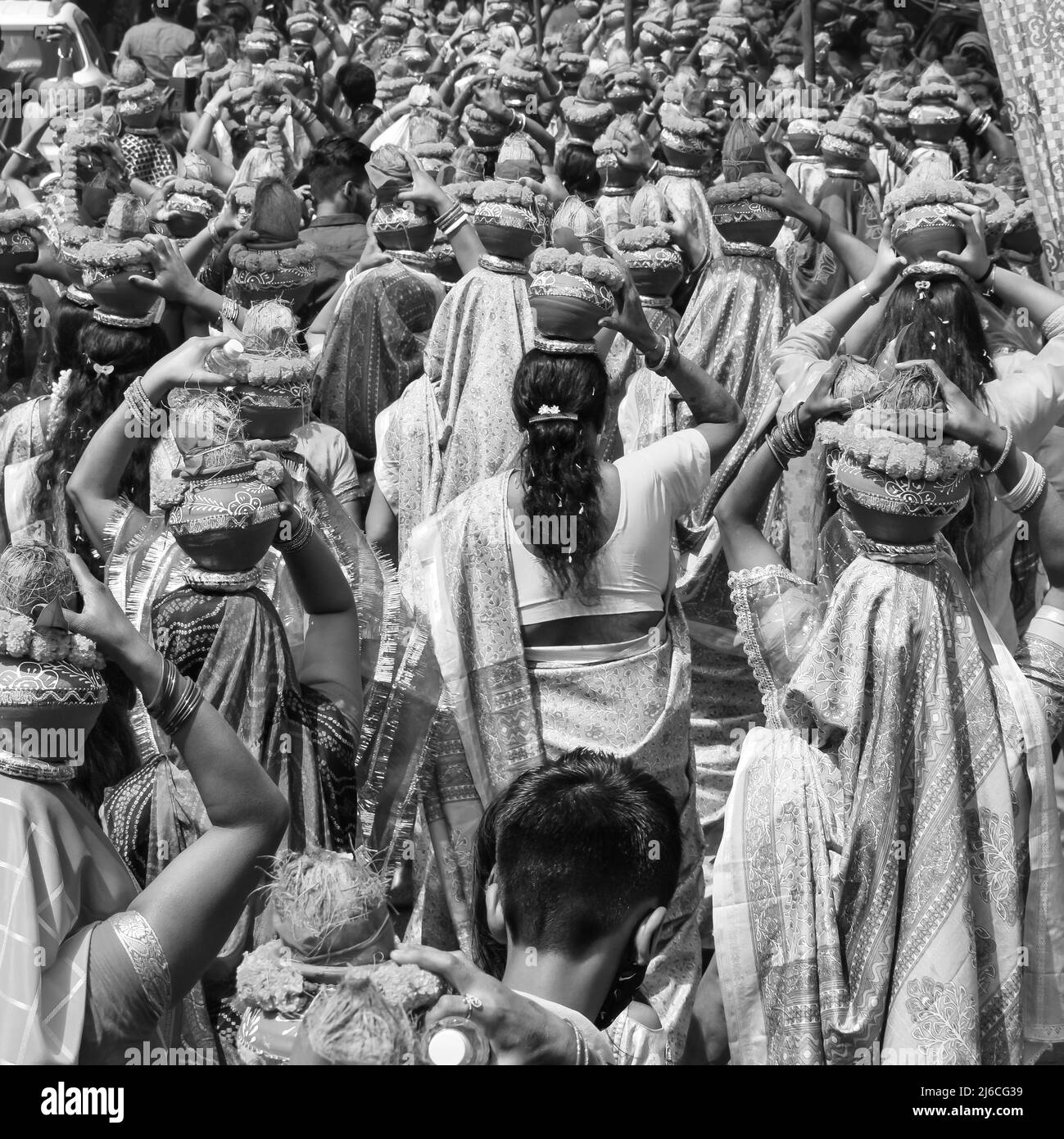 Frauen mit Kalash am Kopf während des Jagannath-Tempels Mangal Kalash Yatra tragen indische Hindu-Anhänger irdische Töpfe mit heiligem Wasser und Kokosnuss o Stockfoto