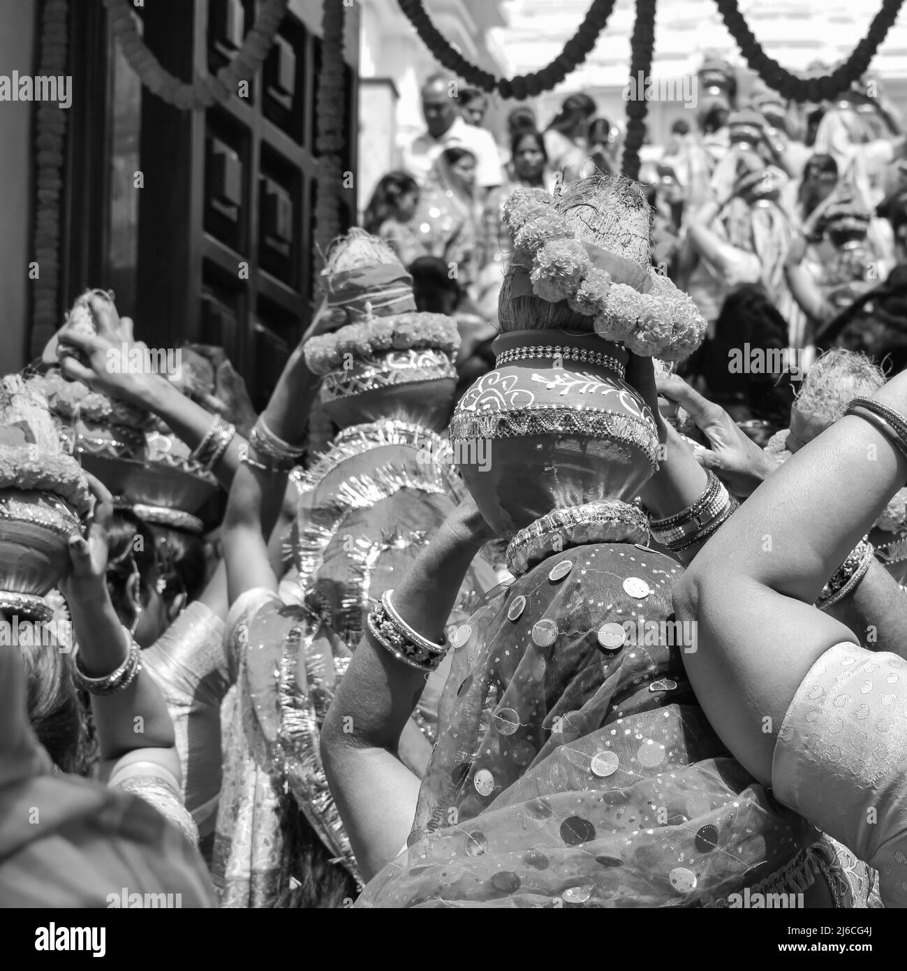 Frauen mit Kalash am Kopf während des Jagannath-Tempels Mangal Kalash Yatra tragen indische Hindu-Anhänger irdische Töpfe mit heiligem Wasser und Kokosnuss o Stockfoto