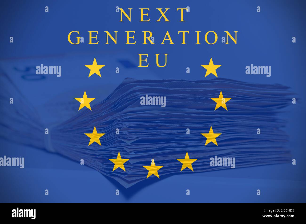 Stapel von fünfzig Euro auf dem Tisch, mit europäischer Flagge und dem Text „Next Generation EU“ Stockfoto