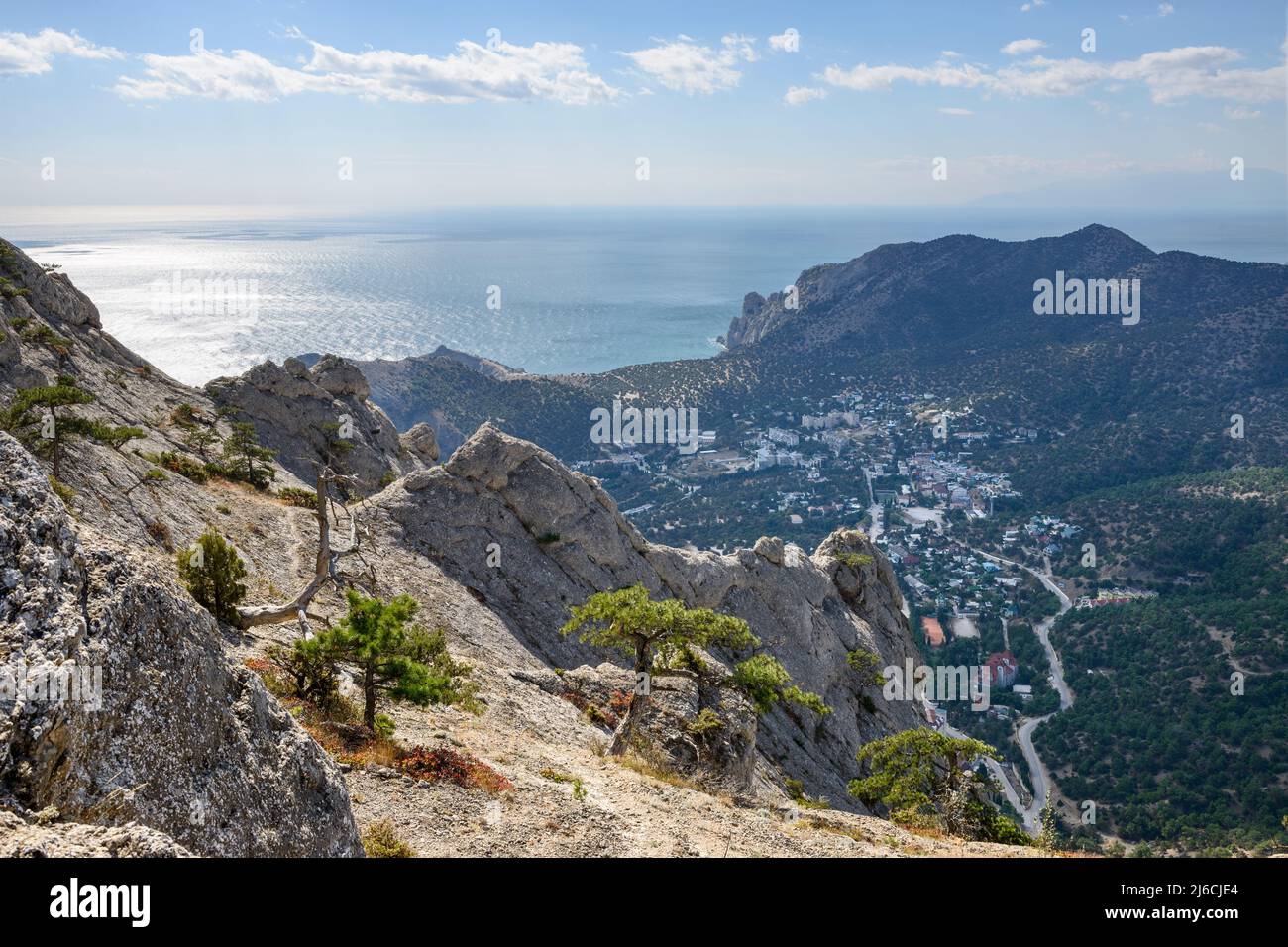 Blick in Richtung New World (Novy Svet) Lage Tal und Karaul-Oba Naturschutzgebiet darüber von der westlichen Seite des Sokol Berg Stockfoto