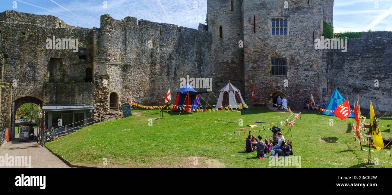 Mittelalterliche Ausstellungen im Chepstow Castle, Chepstow, Südwales Stockfoto