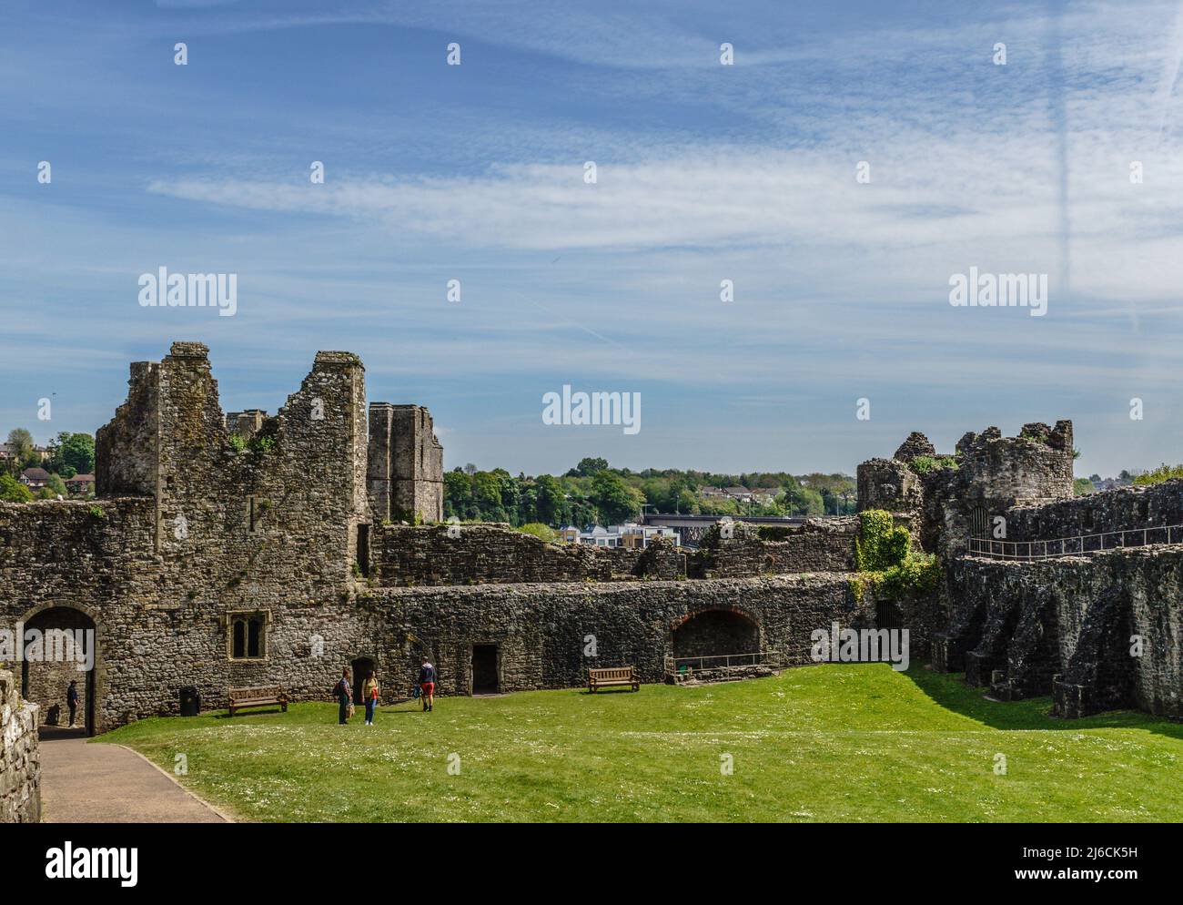 Blick auf das Upper Bailey Chepstow Castle, Monmouthshire, South Wales. Die A48, die den Fluss Wye überquert, ist im Hintergrund zu sehen. Stockfoto