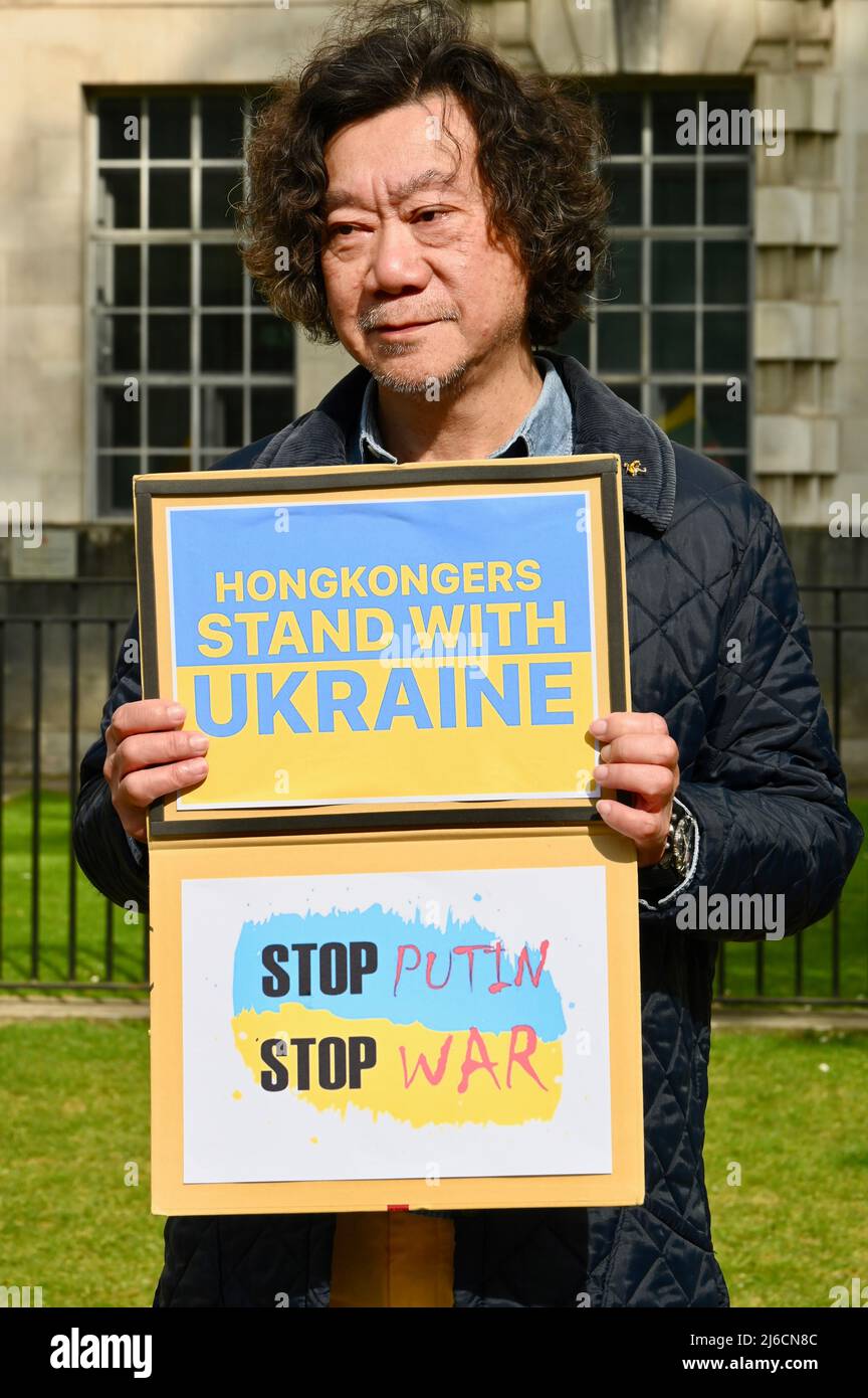London, Großbritannien. Stehen Sie mit der Ukraine Rallye. Mitglieder der ukrainischen Gemeinschaft versammelten sich gegenüber der Downing Street, um ihre Unterstützung für ihre Heimat zu zeigen, während die Invasion durch Russland weitergeht. Stockfoto