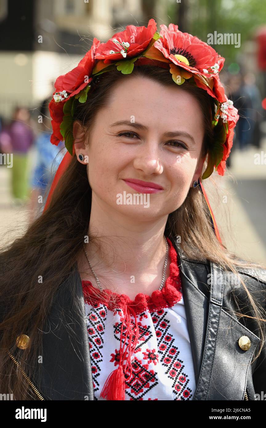 London, Großbritannien. Aktivist in ukrainischer Nationalkleidung. Stehen Sie mit der Ukraine Rallye. Mitglieder der ukrainischen Gemeinschaft versammelten sich gegenüber der Downing Street, um ihre Unterstützung für ihre Heimat zu zeigen, während die Invasion durch Russland weitergeht. Stockfoto