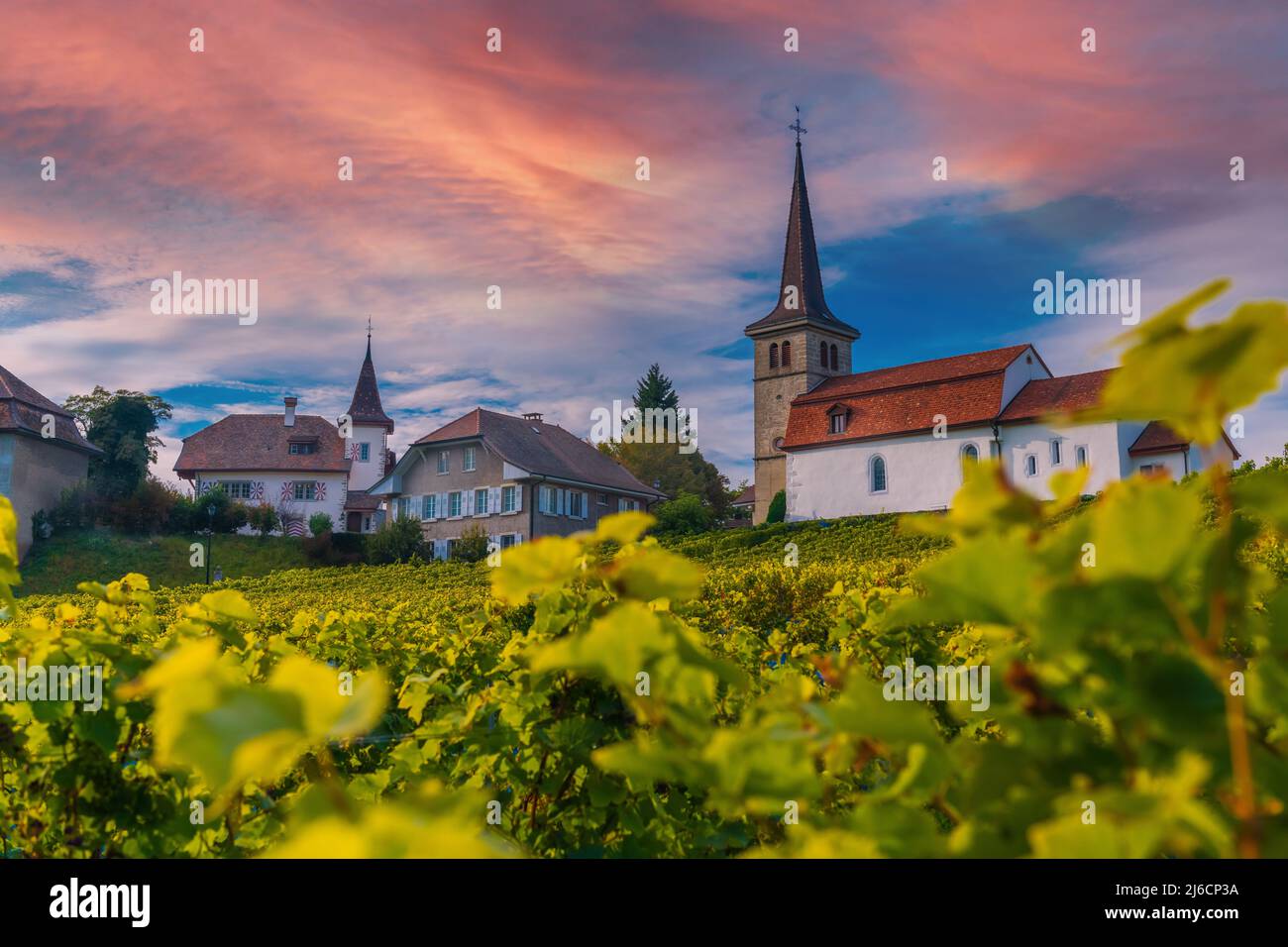 Blick auf das Schloss Font im Kanton Friborg bei Sonnenuntergang, Schweiz. Stockfoto